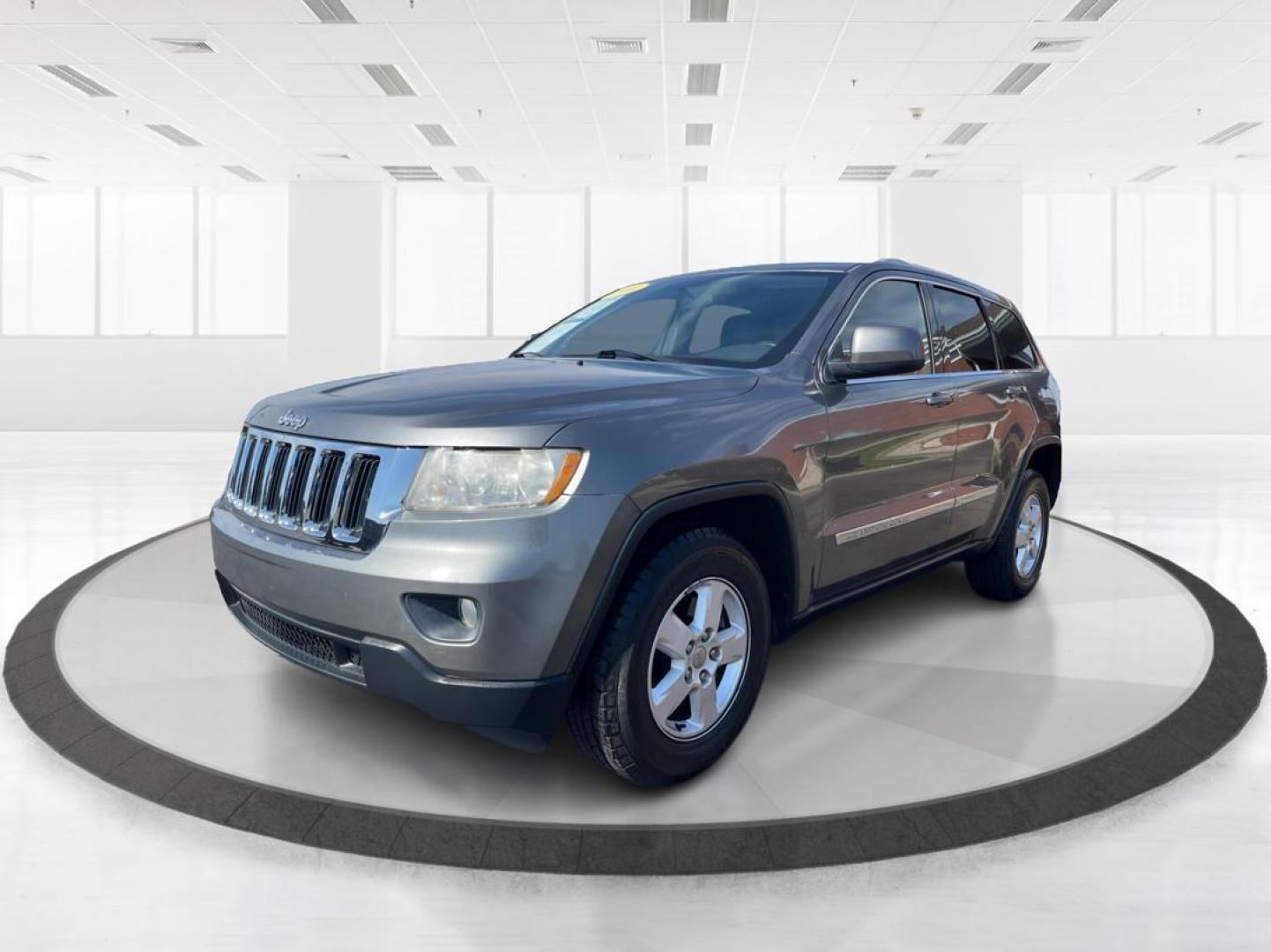 2011 GRAY Jeep Grand Cherokee Laredo 2WD (1J4RS4GG5BC) with an 3.6L V6 DOHC 24V engine, 5-Speed Automatic transmission, located at 1230 East Main St, Xenia, OH, 45385, (937) 908-9800, 39.687321, -83.910294 - Photo#7