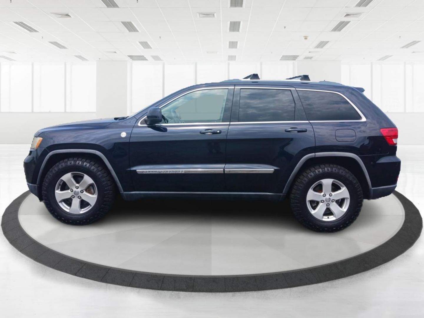 2011 Blue Jeep Grand Cherokee (1J4RR4GT1BC) with an 5.7L V8 OHV 16V engine, 5-Speed Automatic transmission, located at 1951 S Dayton Lakeview Rd., New Carlisle, OH, 45344, (937) 908-9800, 39.890999, -84.050255 - Photo#5