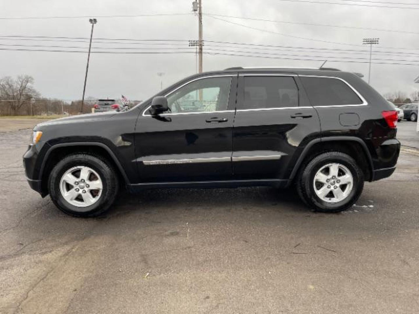 2011 Brilliant Black Crystal Pearl Jeep Grand Cherokee Laredo 4WD (1J4RR4GG4BC) with an 3.6L V6 DOHC 24V engine, 5-Speed Automatic transmission, located at 4508 South Dixie Dr, Moraine, OH, 45439, (937) 908-9800, 39.690136, -84.216438 - Photo#2