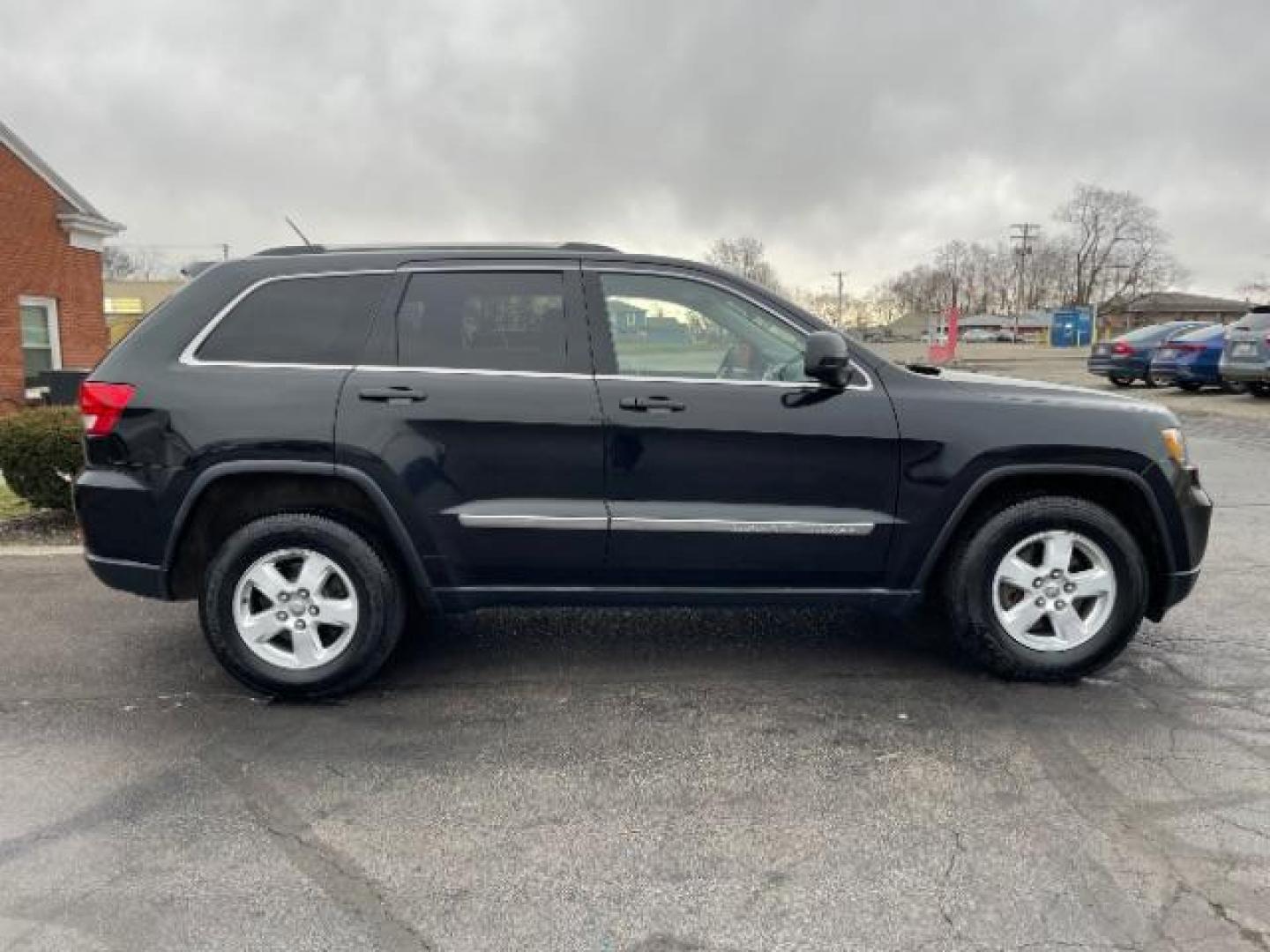 2011 Brilliant Black Crystal Pearl Jeep Grand Cherokee Laredo 4WD (1J4RR4GG4BC) with an 3.6L V6 DOHC 24V engine, 5-Speed Automatic transmission, located at 4508 South Dixie Dr, Moraine, OH, 45439, (937) 908-9800, 39.690136, -84.216438 - Photo#3