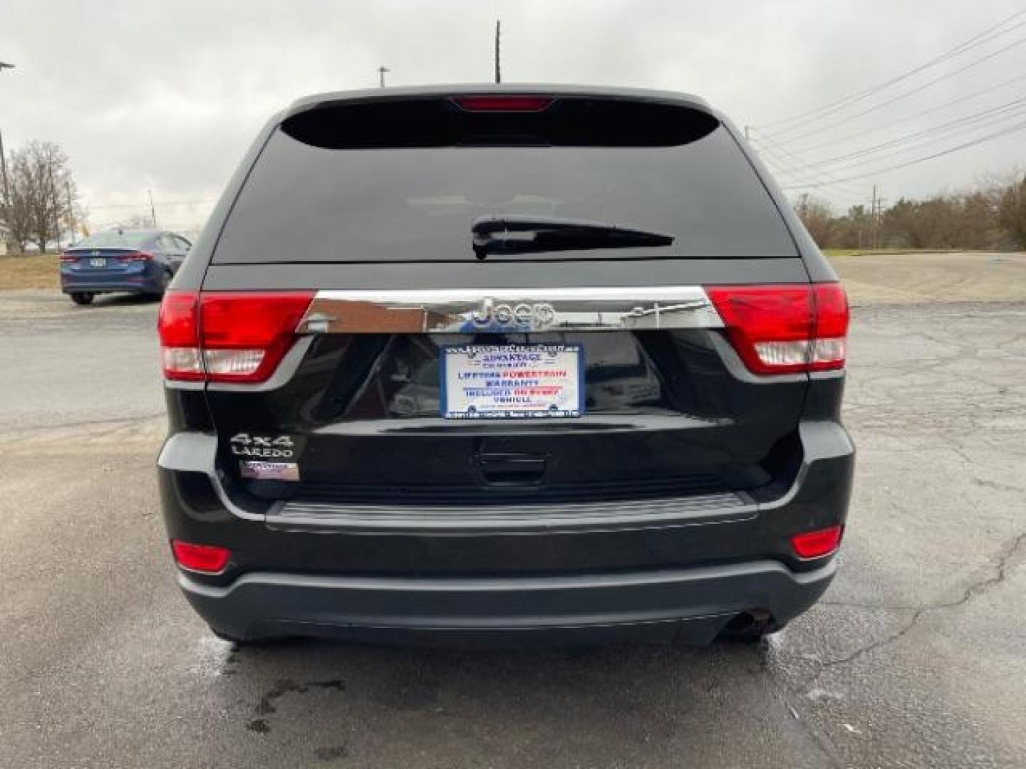 2011 Brilliant Black Crystal Pearl Jeep Grand Cherokee Laredo 4WD (1J4RR4GG4BC) with an 3.6L V6 DOHC 24V engine, 5-Speed Automatic transmission, located at 4508 South Dixie Dr, Moraine, OH, 45439, (937) 908-9800, 39.690136, -84.216438 - Photo#4