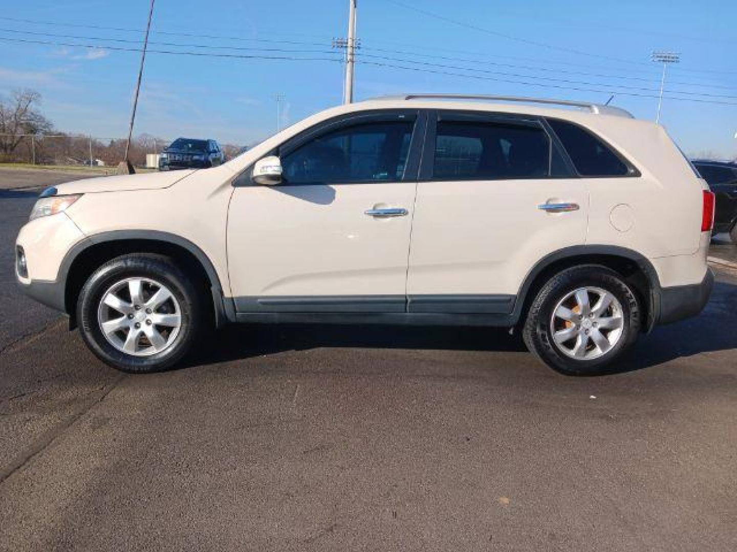 2011 White Sand Beige Kia Sorento LX 2WD (5XYKT4A17BG) with an 2.4L L4 DOHC 16V engine, 6-Speed Automatic transmission, located at 1099 N County Rd 25A, OH, 45373, (937) 908-9800, 40.057079, -84.212883 - Photo#3