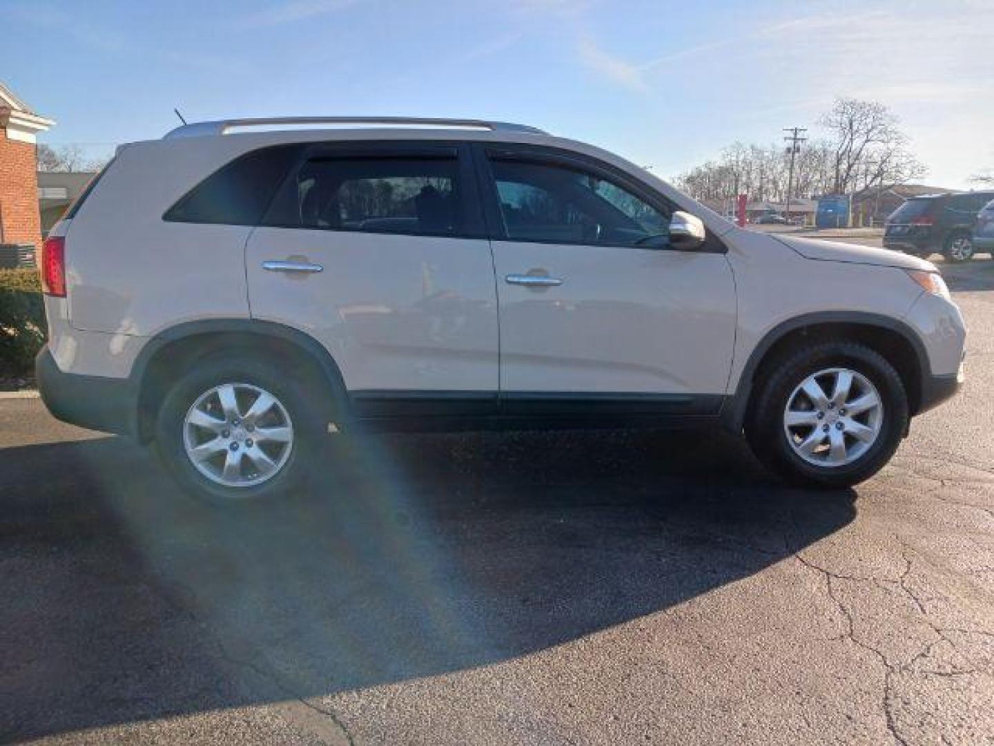 2011 White Sand Beige Kia Sorento LX 2WD (5XYKT4A17BG) with an 2.4L L4 DOHC 16V engine, 6-Speed Automatic transmission, located at 1099 N County Rd 25A, OH, 45373, (937) 908-9800, 40.057079, -84.212883 - Photo#4