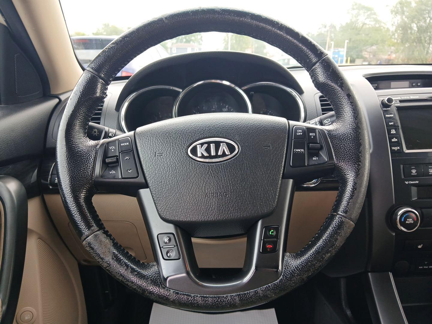 2011 Snow White Pearl Kia Sorento EX V6 4WD (5XYKUDA25BG) with an 3.5L V6 DOHC 24V engine, 6-Speed Automatic transmission, located at 1951 S Dayton Lakeview Rd., New Carlisle, OH, 45344, (937) 908-9800, 39.890999, -84.050255 - Photo#15