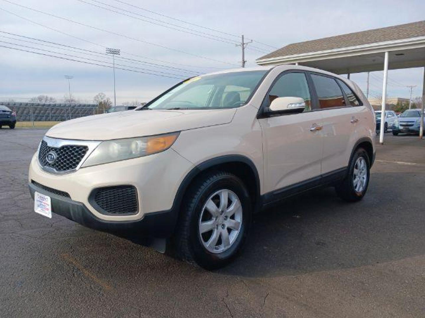 2011 Snow White Pearl Kia Sorento LX 2WD (5XYKT3A14BG) with an 2.4L L4 DOHC 16V engine, 6-Speed Automatic transmission, located at 1230 East Main St, Xenia, OH, 45385, (937) 908-9800, 39.687321, -83.910294 - Photo#2