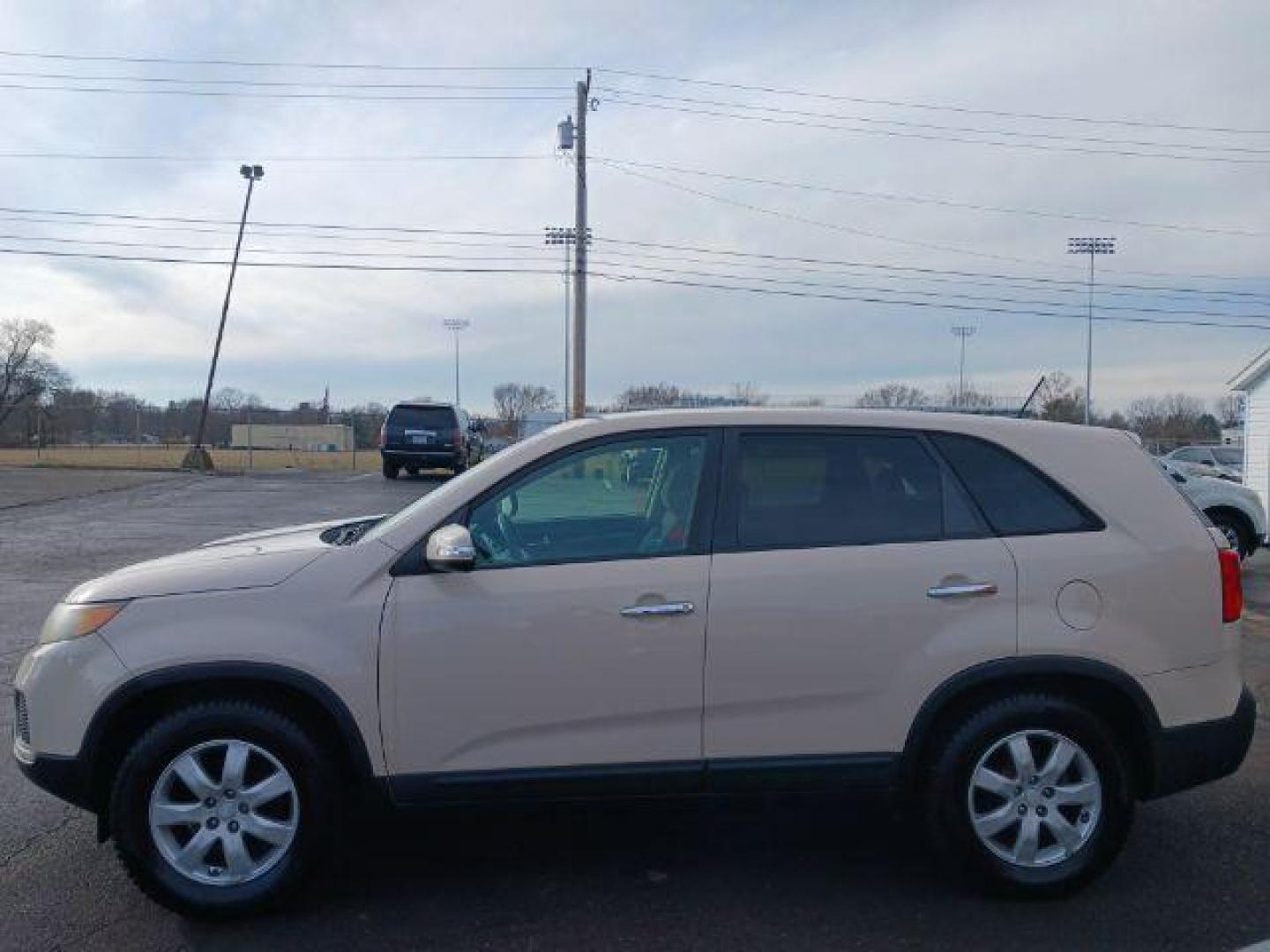 2011 Snow White Pearl Kia Sorento LX 2WD (5XYKT3A14BG) with an 2.4L L4 DOHC 16V engine, 6-Speed Automatic transmission, located at 1230 East Main St, Xenia, OH, 45385, (937) 908-9800, 39.687321, -83.910294 - Photo#3