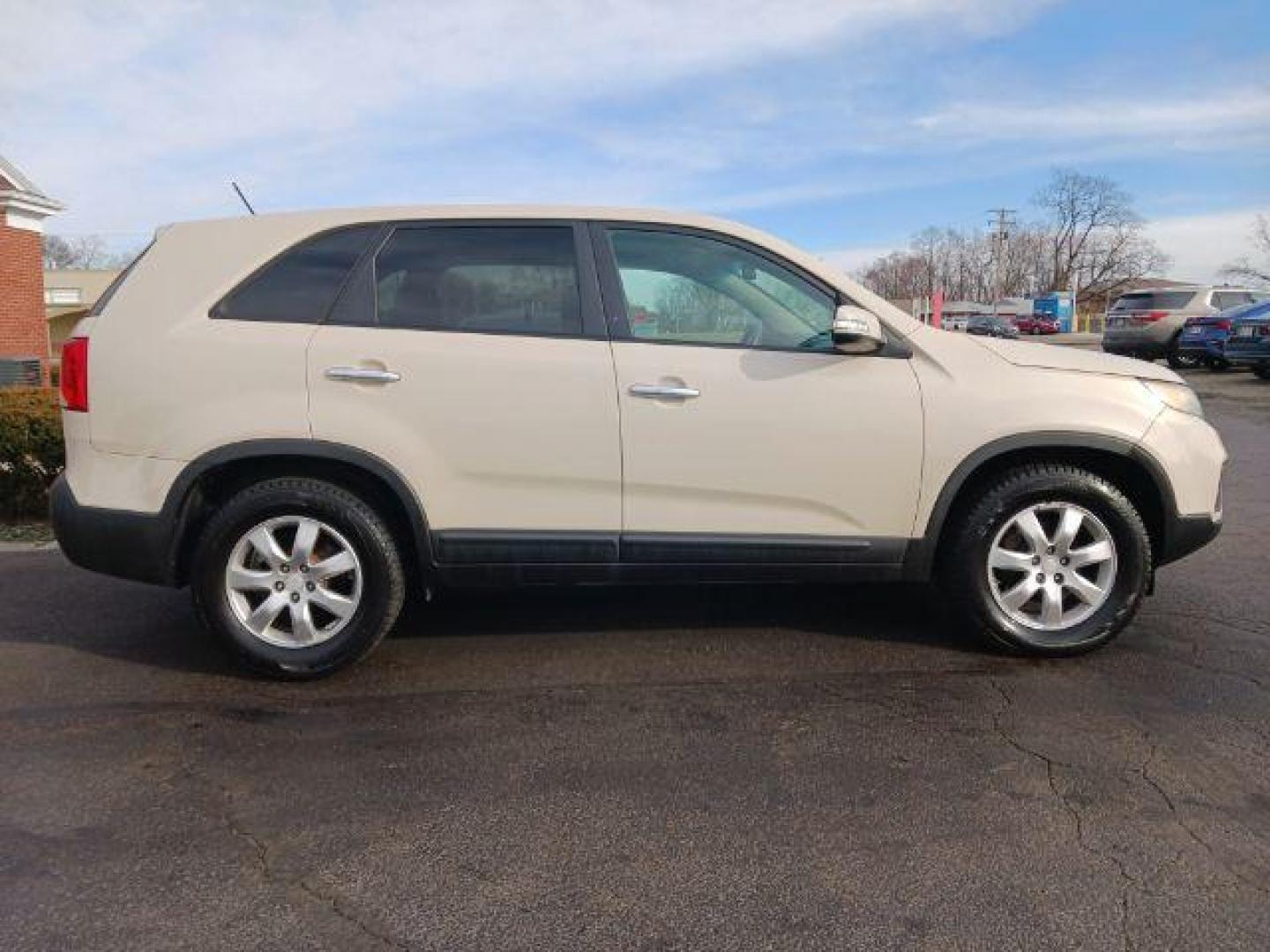 2011 Snow White Pearl Kia Sorento LX 2WD (5XYKT3A14BG) with an 2.4L L4 DOHC 16V engine, 6-Speed Automatic transmission, located at 1230 East Main St, Xenia, OH, 45385, (937) 908-9800, 39.687321, -83.910294 - Photo#4