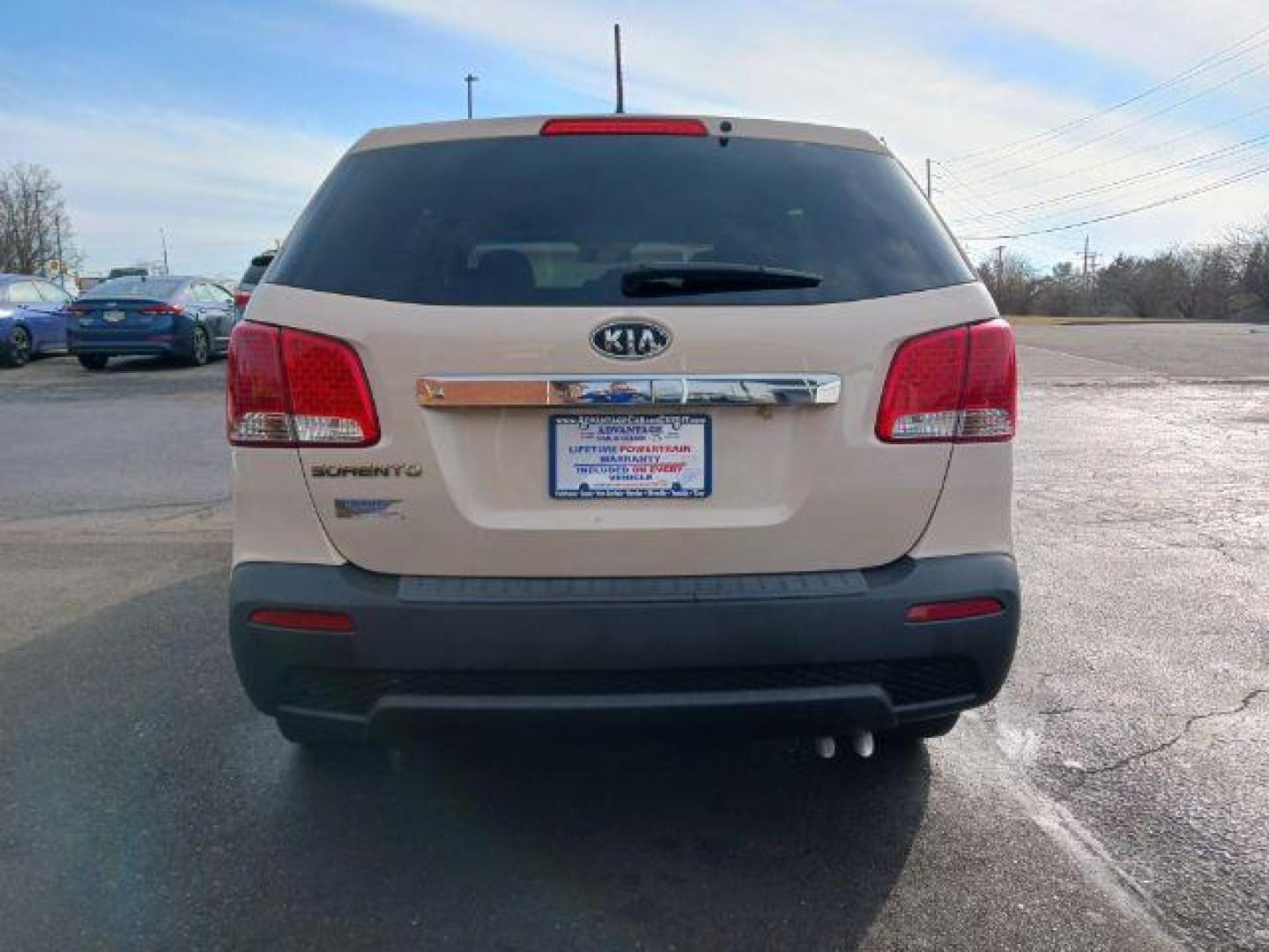 2011 Snow White Pearl Kia Sorento LX 2WD (5XYKT3A14BG) with an 2.4L L4 DOHC 16V engine, 6-Speed Automatic transmission, located at 1230 East Main St, Xenia, OH, 45385, (937) 908-9800, 39.687321, -83.910294 - Photo#5