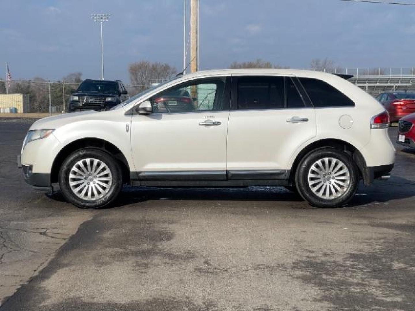 2011 White Platinum Metallic Tri Coat Lincoln MKX FWD (2LMDJ6JK8BB) with an 3.7L V6 DOHC 24V engine, 6-Speed Automatic transmission, located at 1184 Kauffman Ave, Fairborn, OH, 45324, (937) 908-9800, 39.807365, -84.029114 - Photo#2