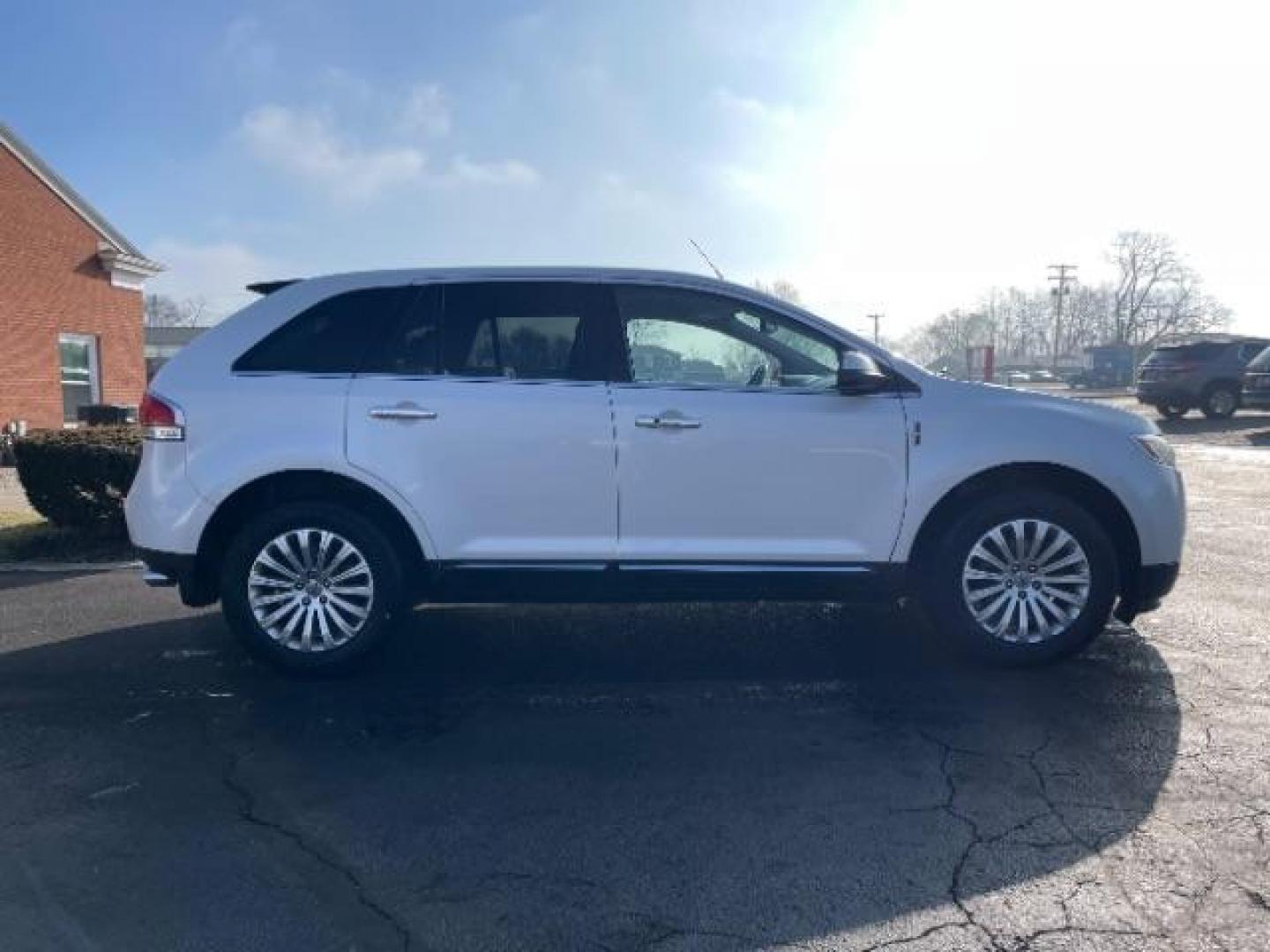 2011 White Platinum Metallic Tri Coat Lincoln MKX FWD (2LMDJ6JK8BB) with an 3.7L V6 DOHC 24V engine, 6-Speed Automatic transmission, located at 1184 Kauffman Ave, Fairborn, OH, 45324, (937) 908-9800, 39.807365, -84.029114 - Photo#3