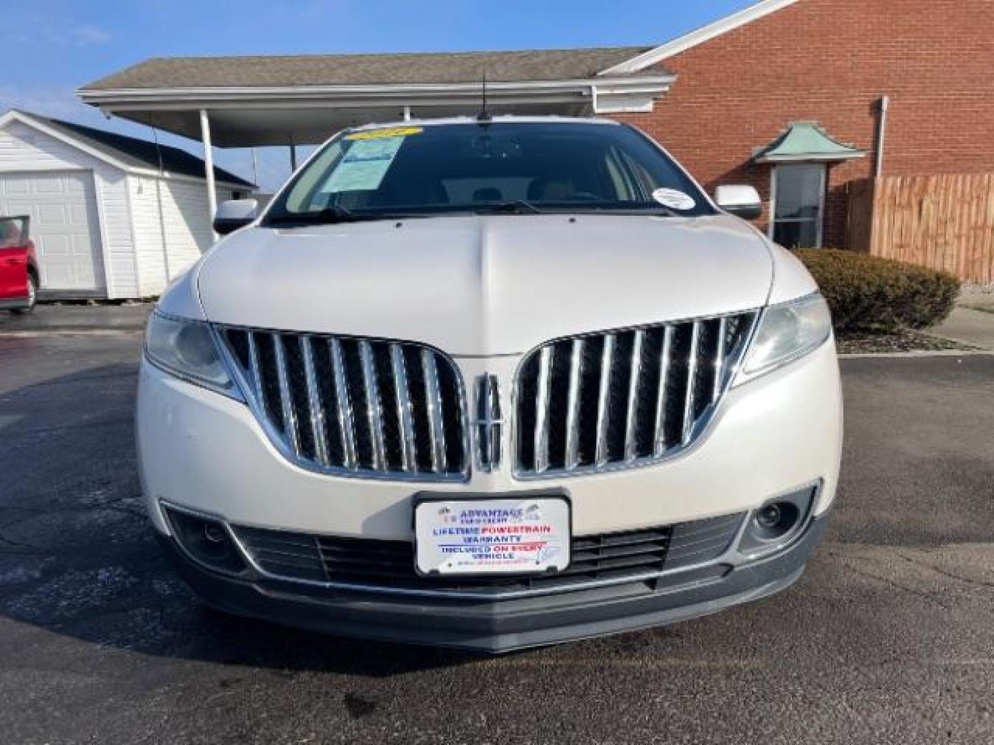 2011 White Platinum Metallic Tri Coat Lincoln MKX FWD (2LMDJ6JK8BB) with an 3.7L V6 DOHC 24V engine, 6-Speed Automatic transmission, located at 1184 Kauffman Ave, Fairborn, OH, 45324, (937) 908-9800, 39.807365, -84.029114 - Photo#4