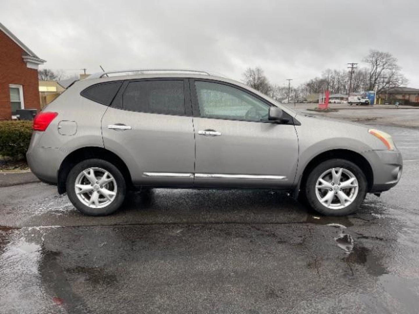 2011 Platinum Graphite Metallic Nissan Rogue SV AWD (JN8AS5MV7BW) with an 2.5L L4 DOHC 16V engine, Continuously Variable Transmission transmission, located at 1230 East Main St, Xenia, OH, 45385, (937) 908-9800, 39.687321, -83.910294 - Photo#4