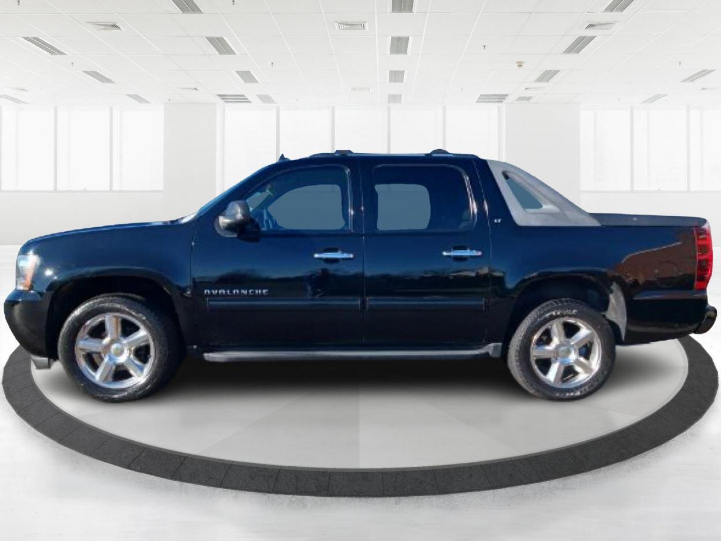 2012 Chevrolet Avalanche LT 4WD (3GNTKFE72CG) with an 5.3L V8 OHV 16V FFV engine, 4-Speed Automatic transmission, located at 1951 S Dayton Lakeview Rd., New Carlisle, OH, 45344, (937) 908-9800, 39.890999, -84.050255 - 2012 Chevrolet Avalanche LT 4WD - Photo#3