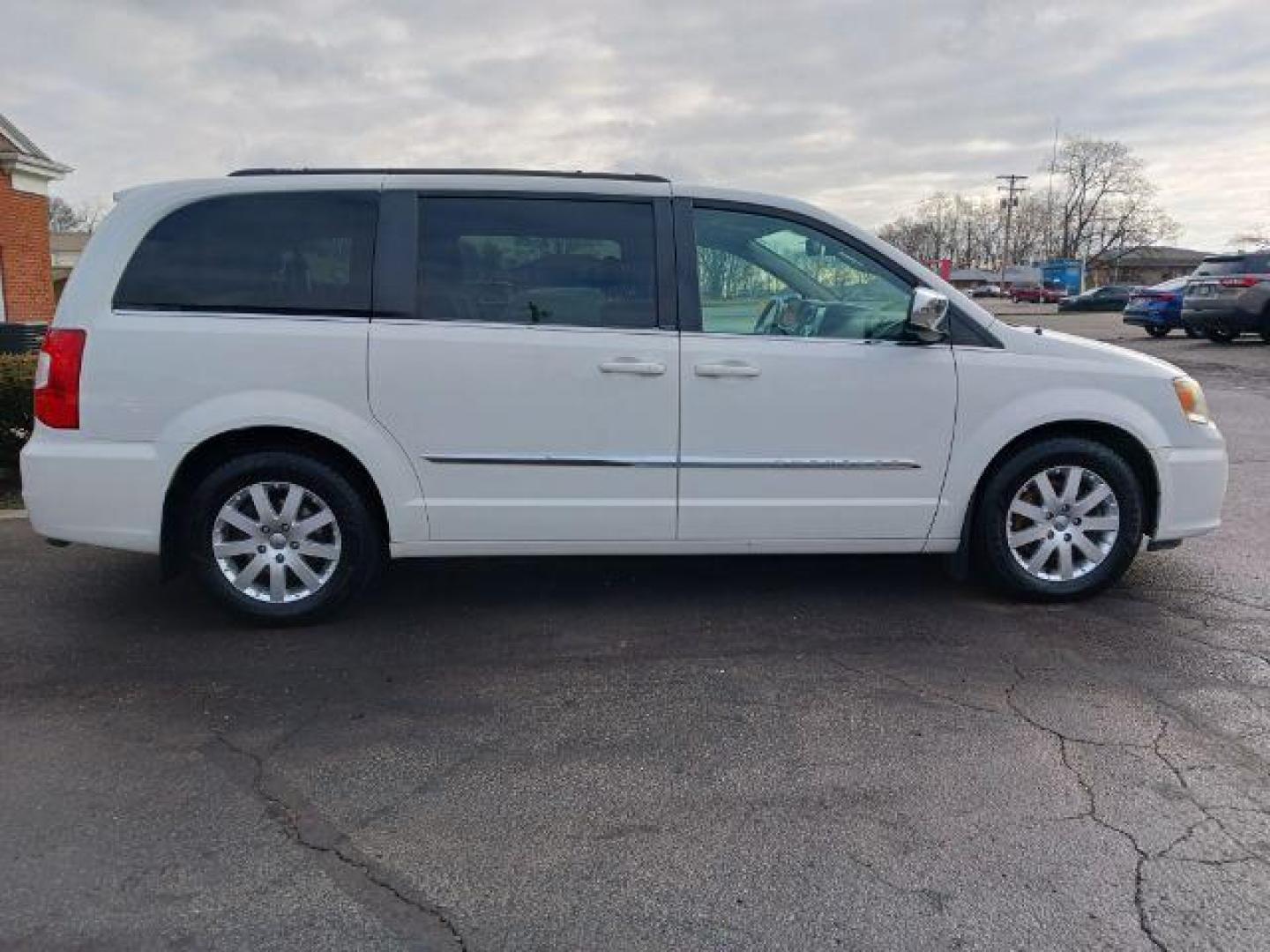 2012 Stone White Chrysler Town and Country Touring-L (2C4RC1CG4CR) with an 3.6L V6 DOHC 24V engine, 6-Speed Automatic transmission, located at 1184 Kauffman Ave, Fairborn, OH, 45324, (937) 908-9800, 39.807365, -84.029114 - Photo#4