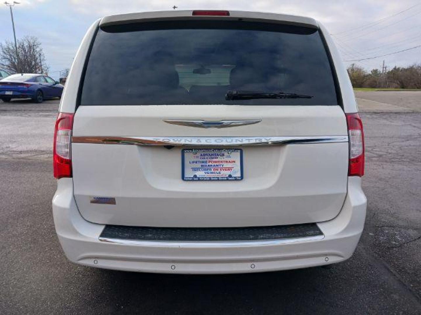 2012 Stone White Chrysler Town and Country Touring-L (2C4RC1CG4CR) with an 3.6L V6 DOHC 24V engine, 6-Speed Automatic transmission, located at 1184 Kauffman Ave, Fairborn, OH, 45324, (937) 908-9800, 39.807365, -84.029114 - Photo#5