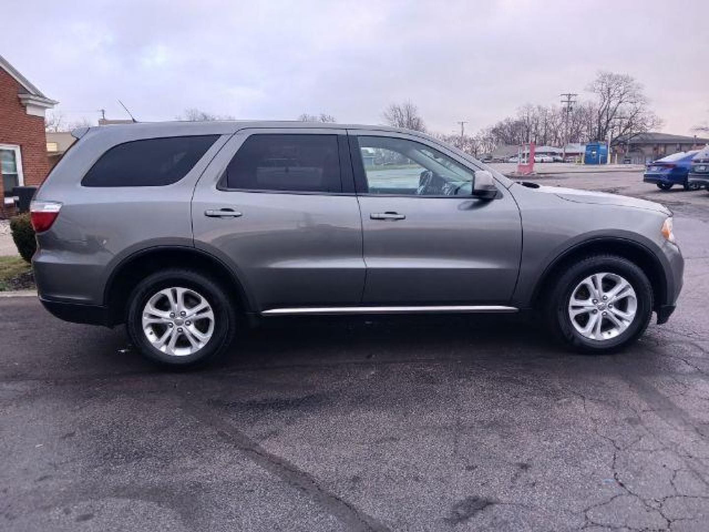 2012 Mineral Gray Metallic Dodge Durango SXT AWD (1C4RDJAGXCC) with an 3.6L V6 DOHC 24V engine, 5-Speed Automatic transmission, located at 1951 S Dayton Lakeview Rd., New Carlisle, OH, 45344, (937) 908-9800, 39.890999, -84.050255 - Photo#4