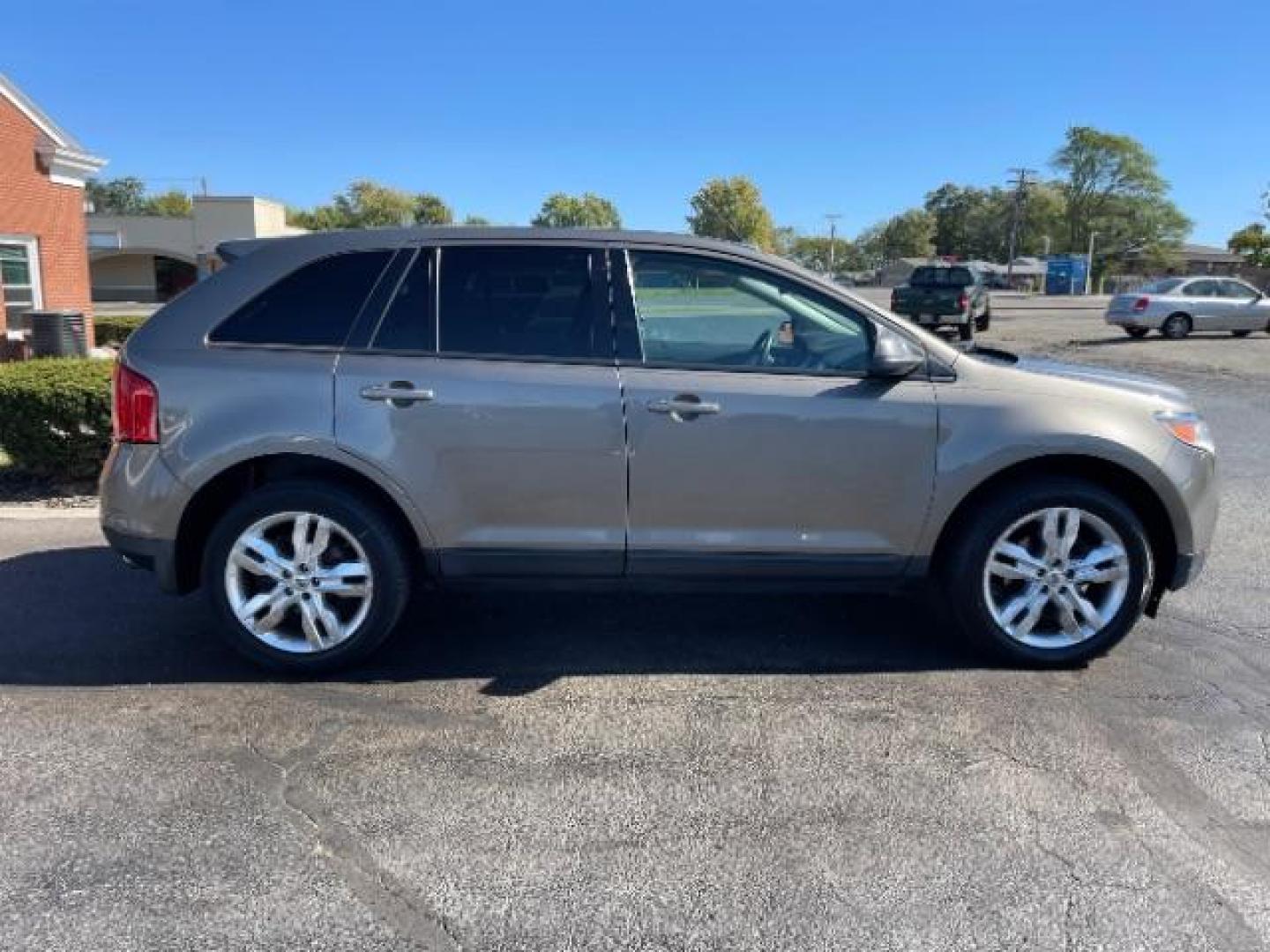 2012 Ginger Ale Metallic Ford Edge SEL FWD (2FMDK3JCXCB) with an 3.5L V6 DOHC 24V engine, 6-Speed Automatic transmission, located at 4508 South Dixie Dr, Moraine, OH, 45439, (937) 908-9800, 39.690136, -84.216438 - Photo#5