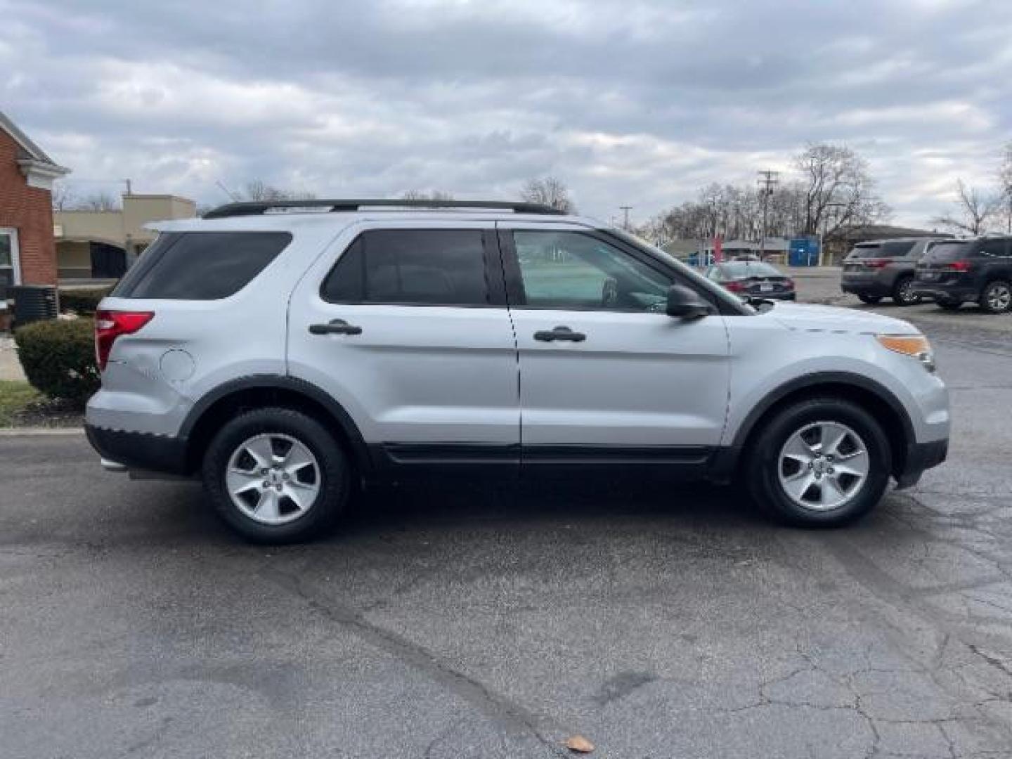 2012 Ingot Silver Metallic Ford Explorer Base FWD (1FMHK7B86CG) with an 3.5L V6 DOHC 24V engine, 6-Speed Automatic transmission, located at 1184 Kauffman Ave, Fairborn, OH, 45324, (937) 908-9800, 39.807365, -84.029114 - Photo#3