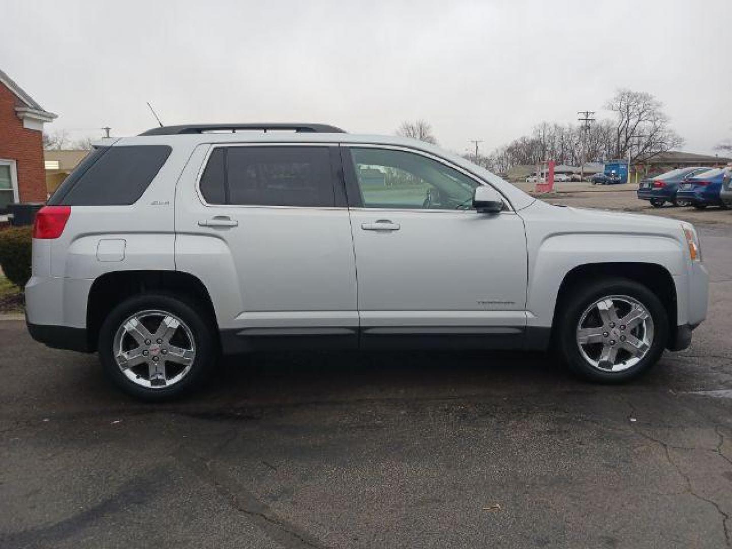 2012 Quicksilver Metallic GMC Terrain SLE2 FWD (2GKALSEKXC6) with an 2.4L L4 DOHC 16V FFV engine, 6-Speed Automatic transmission, located at 1184 Kauffman Ave, Fairborn, OH, 45324, (937) 908-9800, 39.807365, -84.029114 - Photo#4