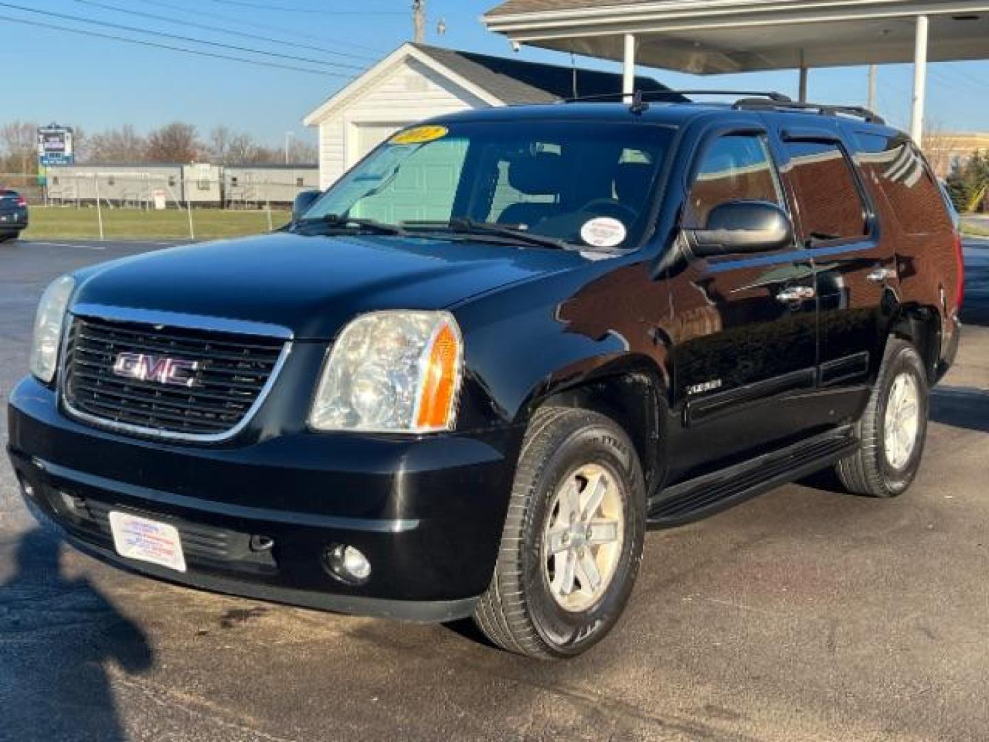 2012 Onyx Black GMC Yukon SLT1 4WD (1GKS2CE03CR) with an 5.3L V8 OHV 16V FFV engine, 6-Speed Automatic transmission, located at 1099 N County Rd 25A, OH, 45373, (937) 908-9800, 40.057079, -84.212883 - Photo#2