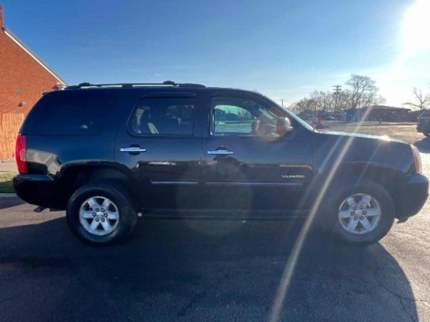 2012 Onyx Black GMC Yukon SLT1 4WD (1GKS2CE03CR) with an 5.3L V8 OHV 16V FFV engine, 6-Speed Automatic transmission, located at 1099 N County Rd 25A, OH, 45373, (937) 908-9800, 40.057079, -84.212883 - Photo#5