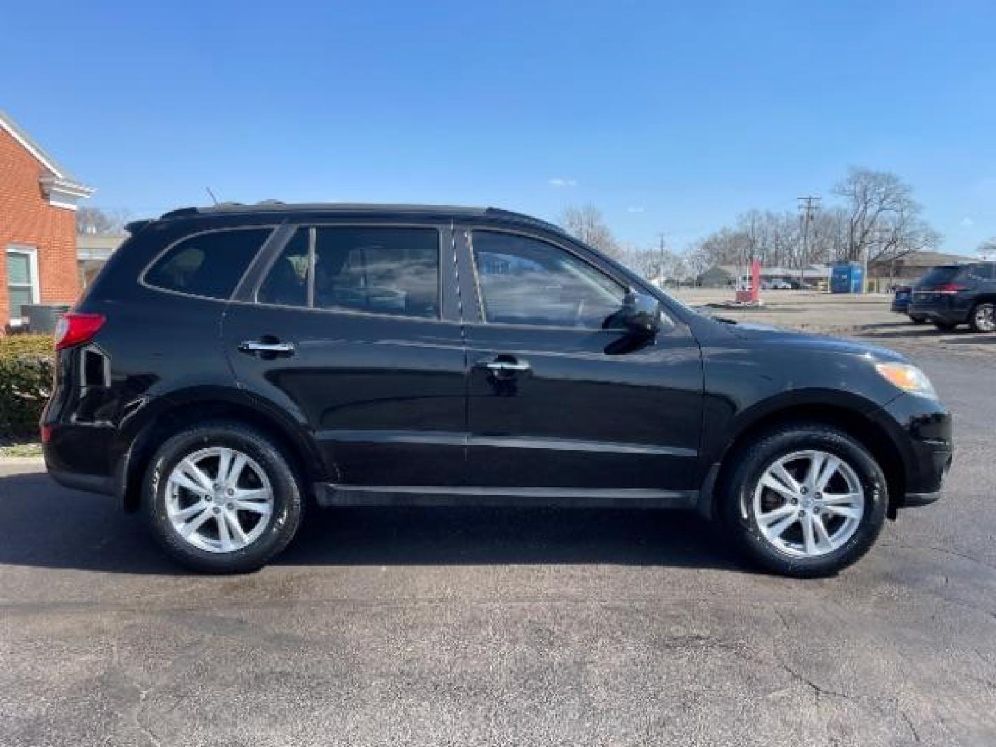 2012 Twilight Black Hyundai Santa Fe Limited 2.4 FWD (5XYZK3AB2CG) with an 2.4L L4 DOHC 16V engine, 6-Speed Automatic transmission, located at 4508 South Dixie Dr, Moraine, OH, 45439, (937) 908-9800, 39.690136, -84.216438 - Photo#3