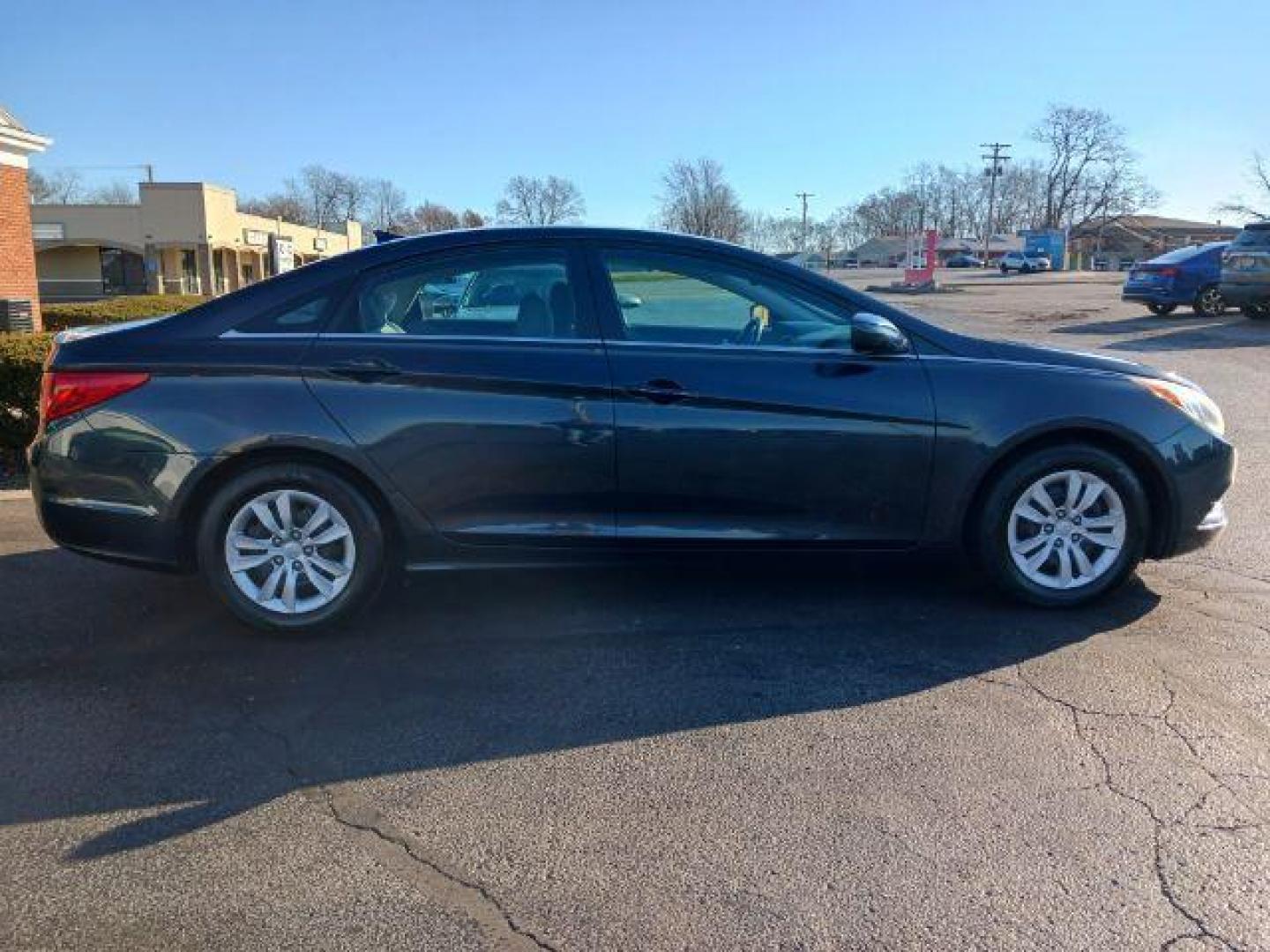 2012 Pacific Blue Pearl Hyundai Sonata GLS Auto (5NPEB4AC9CH) with an 2.4L L4 DOHC 16V engine, 6-Speed Automatic transmission, located at 1951 S Dayton Lakeview Rd., New Carlisle, OH, 45344, (937) 908-9800, 39.890999, -84.050255 - Photo#4