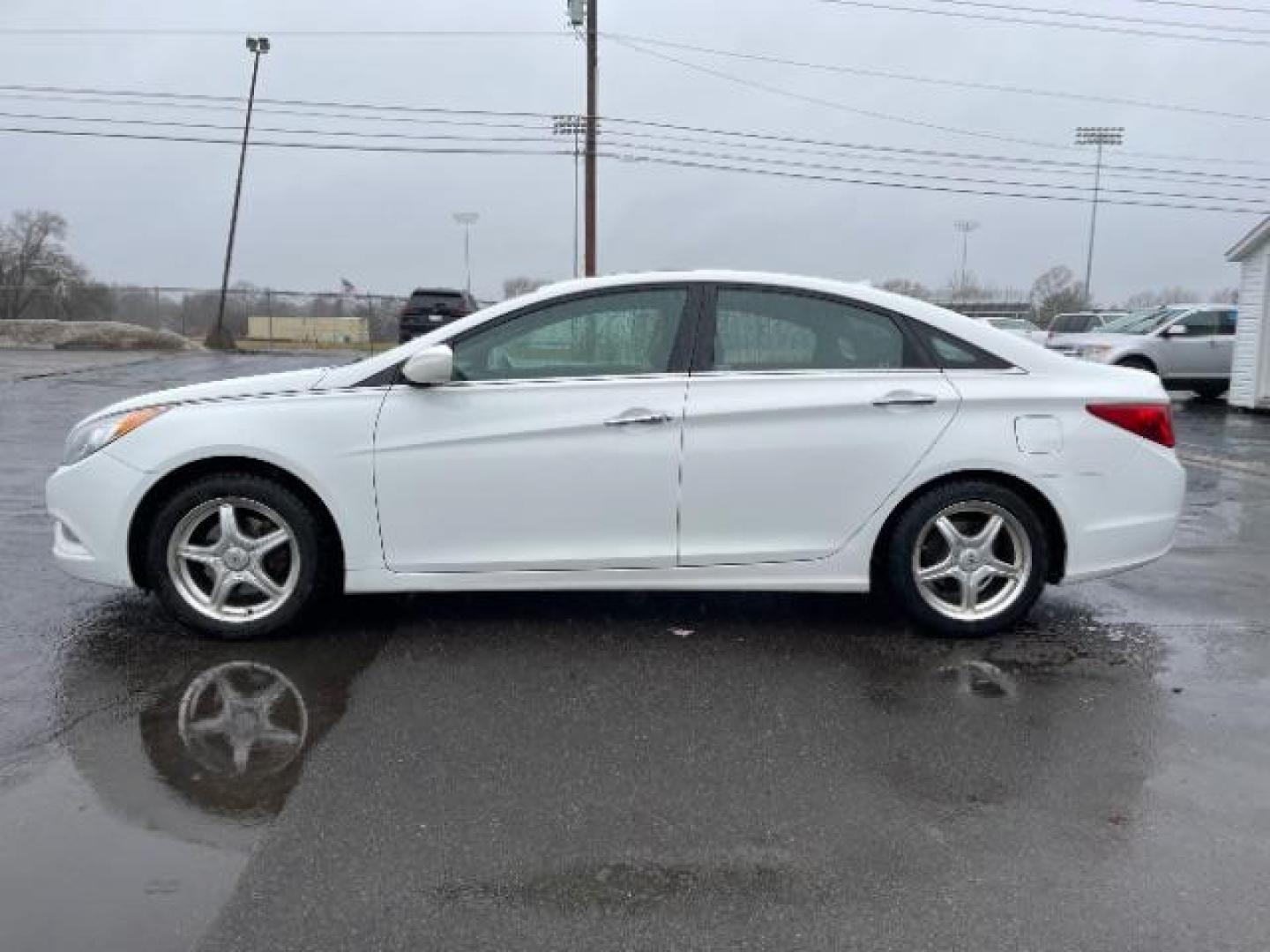 2012 Shimmering White Hyundai Sonata SE Auto (5NPEC4AC9CH) with an 2.4L L4 DOHC 16V engine, 6-Speed Automatic transmission, located at 1951 S Dayton Lakeview Rd., New Carlisle, OH, 45344, (937) 908-9800, 39.890999, -84.050255 - Photo#2