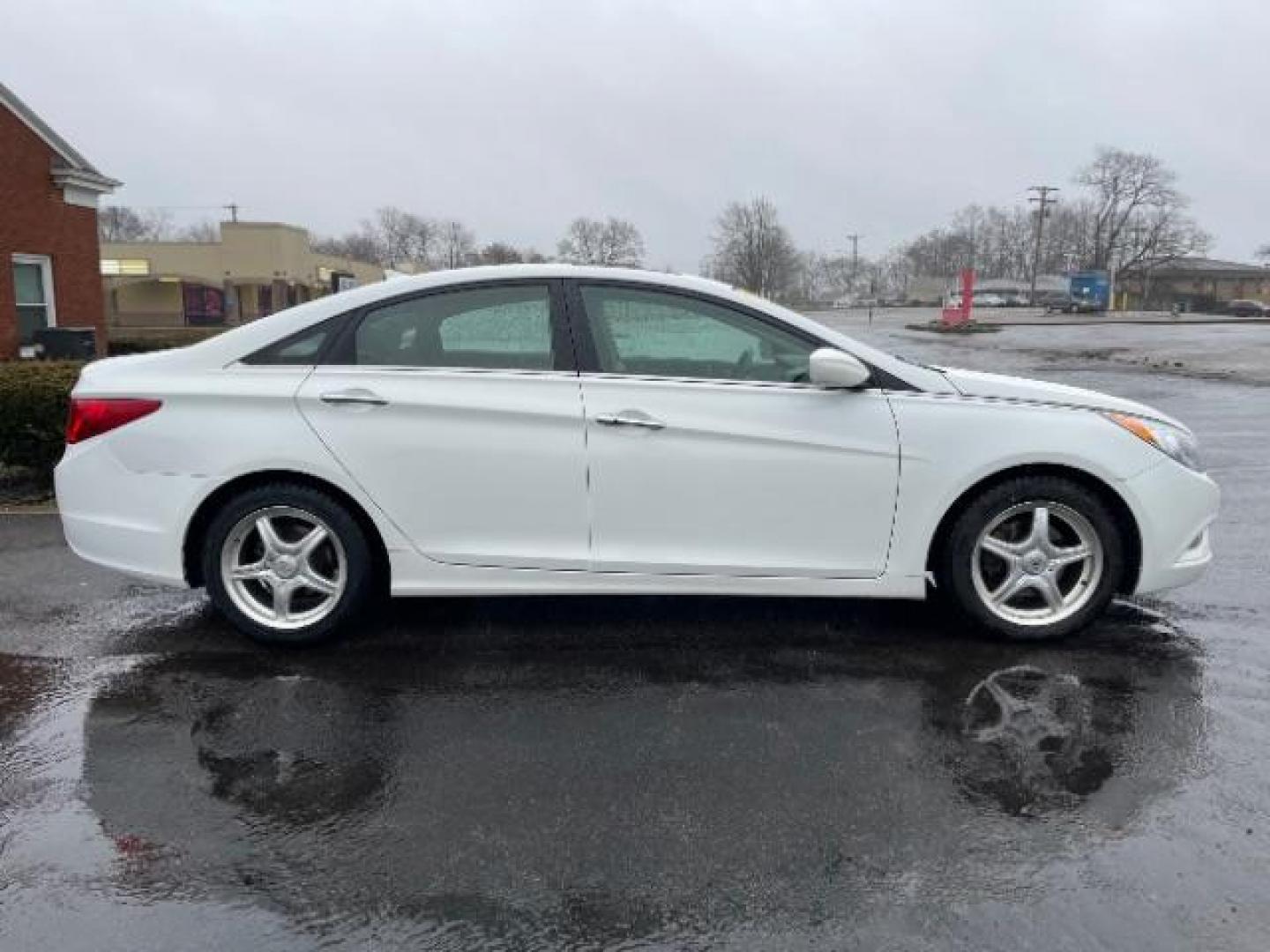 2012 Shimmering White Hyundai Sonata SE Auto (5NPEC4AC9CH) with an 2.4L L4 DOHC 16V engine, 6-Speed Automatic transmission, located at 1951 S Dayton Lakeview Rd., New Carlisle, OH, 45344, (937) 908-9800, 39.890999, -84.050255 - Photo#3