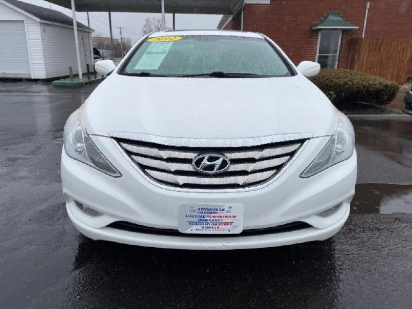 2012 Shimmering White Hyundai Sonata SE Auto (5NPEC4AC9CH) with an 2.4L L4 DOHC 16V engine, 6-Speed Automatic transmission, located at 1951 S Dayton Lakeview Rd., New Carlisle, OH, 45344, (937) 908-9800, 39.890999, -84.050255 - Photo#5