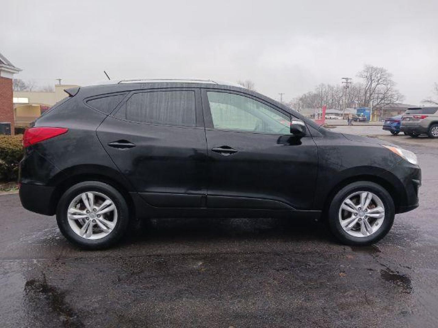 2012 Ash Black Mica Hyundai Tucson GLS AWD (KM8JUCAC9CU) with an 2.4L L4 DOHC 16V engine, 6-Speed Automatic transmission, located at 1230 East Main St, Xenia, OH, 45385, (937) 908-9800, 39.687321, -83.910294 - Photo#4