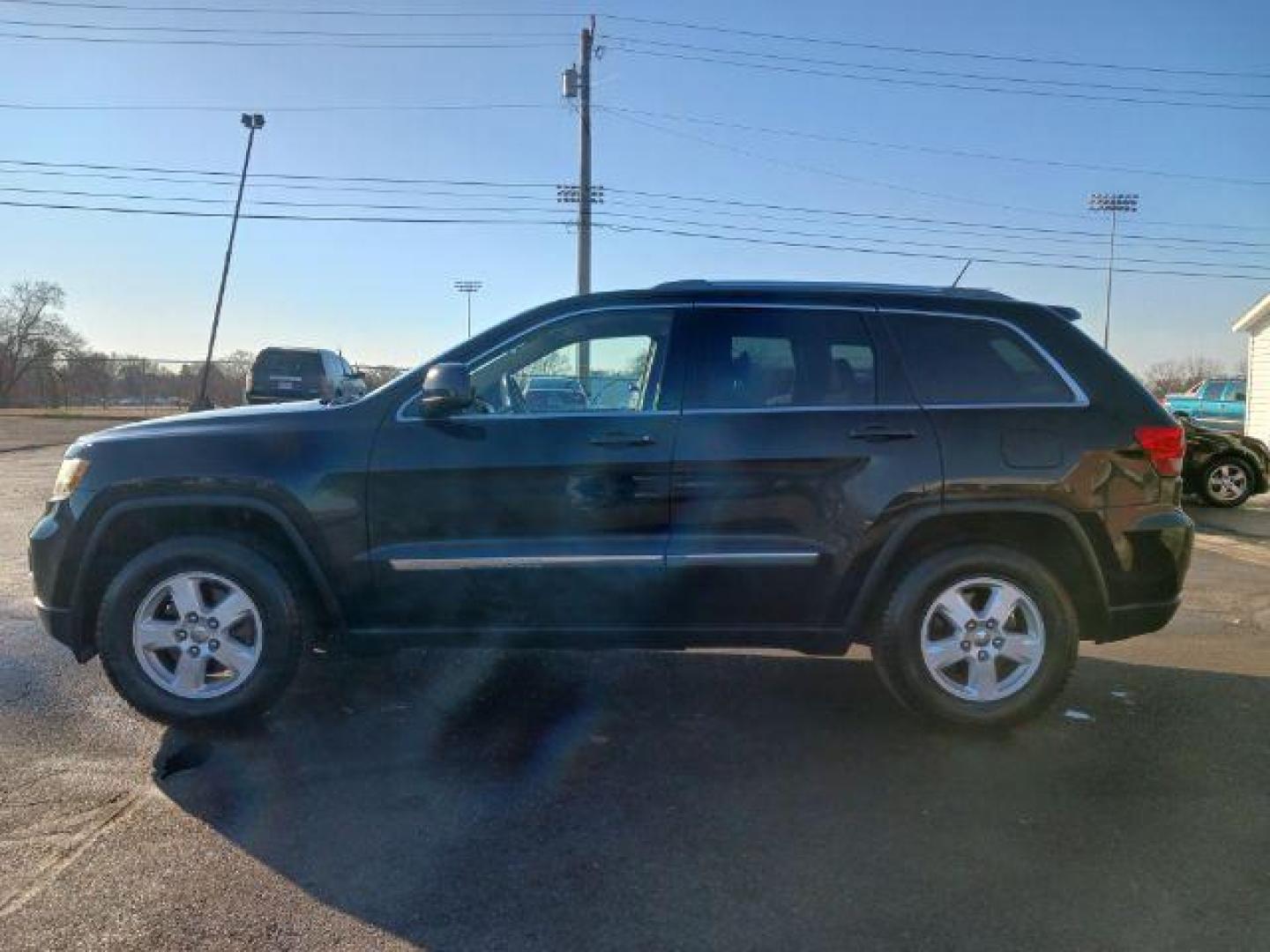 2012 Brilliant Black Crystal Pearl Jeep Grand Cherokee Laredo 4WD (1C4RJFAG1CC) with an 3.6L V6 DOHC 24V engine, 5-Speed Automatic transmission, located at 1184 Kauffman Ave, Fairborn, OH, 45324, (937) 908-9800, 39.807365, -84.029114 - Photo#3