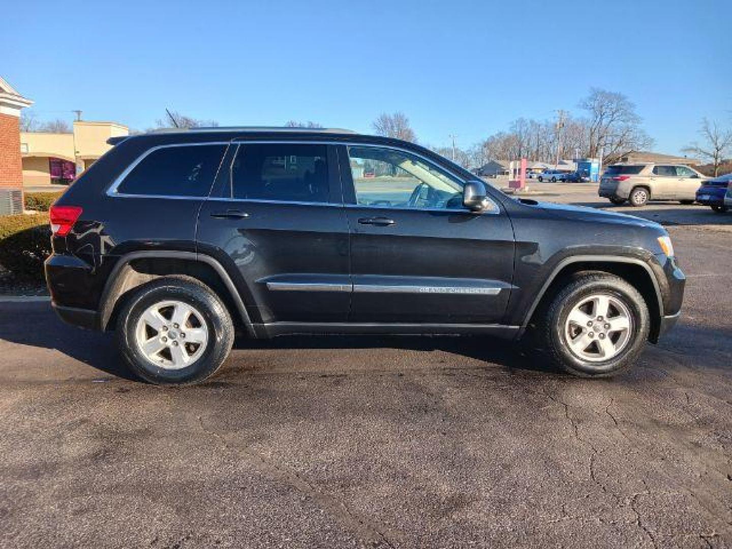 2012 Brilliant Black Crystal Pearl Jeep Grand Cherokee Laredo 4WD (1C4RJFAG1CC) with an 3.6L V6 DOHC 24V engine, 5-Speed Automatic transmission, located at 1184 Kauffman Ave, Fairborn, OH, 45324, (937) 908-9800, 39.807365, -84.029114 - Photo#4