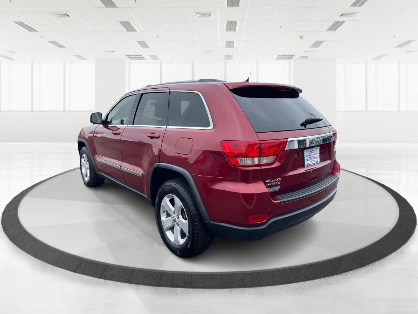 2012 Deep Cherry Red Crystal Pearl Jeep Grand Cherokee Laredo 4WD (1C4RJFAG6CC) with an 3.6L V6 DOHC 24V engine, 5-Speed Automatic transmission, located at 1230 East Main St, Xenia, OH, 45385, (937) 908-9800, 39.687321, -83.910294 - Photo#4