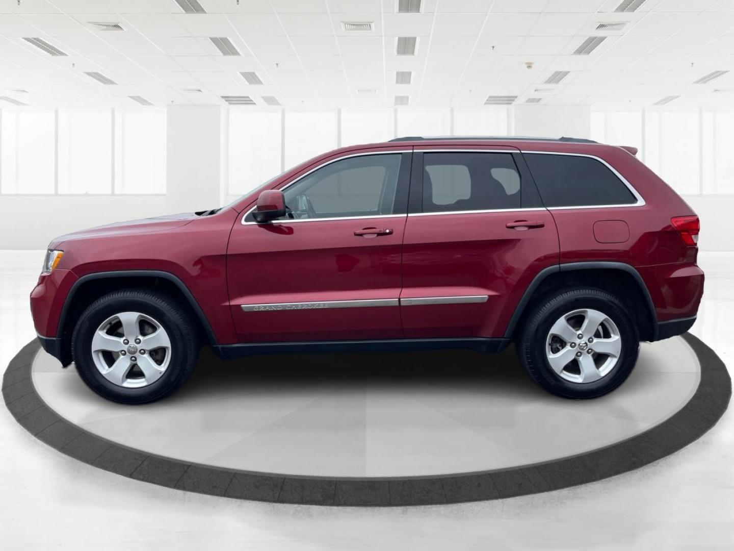 2012 Deep Cherry Red Crystal Pearl Jeep Grand Cherokee Laredo 4WD (1C4RJFAG6CC) with an 3.6L V6 DOHC 24V engine, 5-Speed Automatic transmission, located at 1230 East Main St, Xenia, OH, 45385, (937) 908-9800, 39.687321, -83.910294 - Photo#5