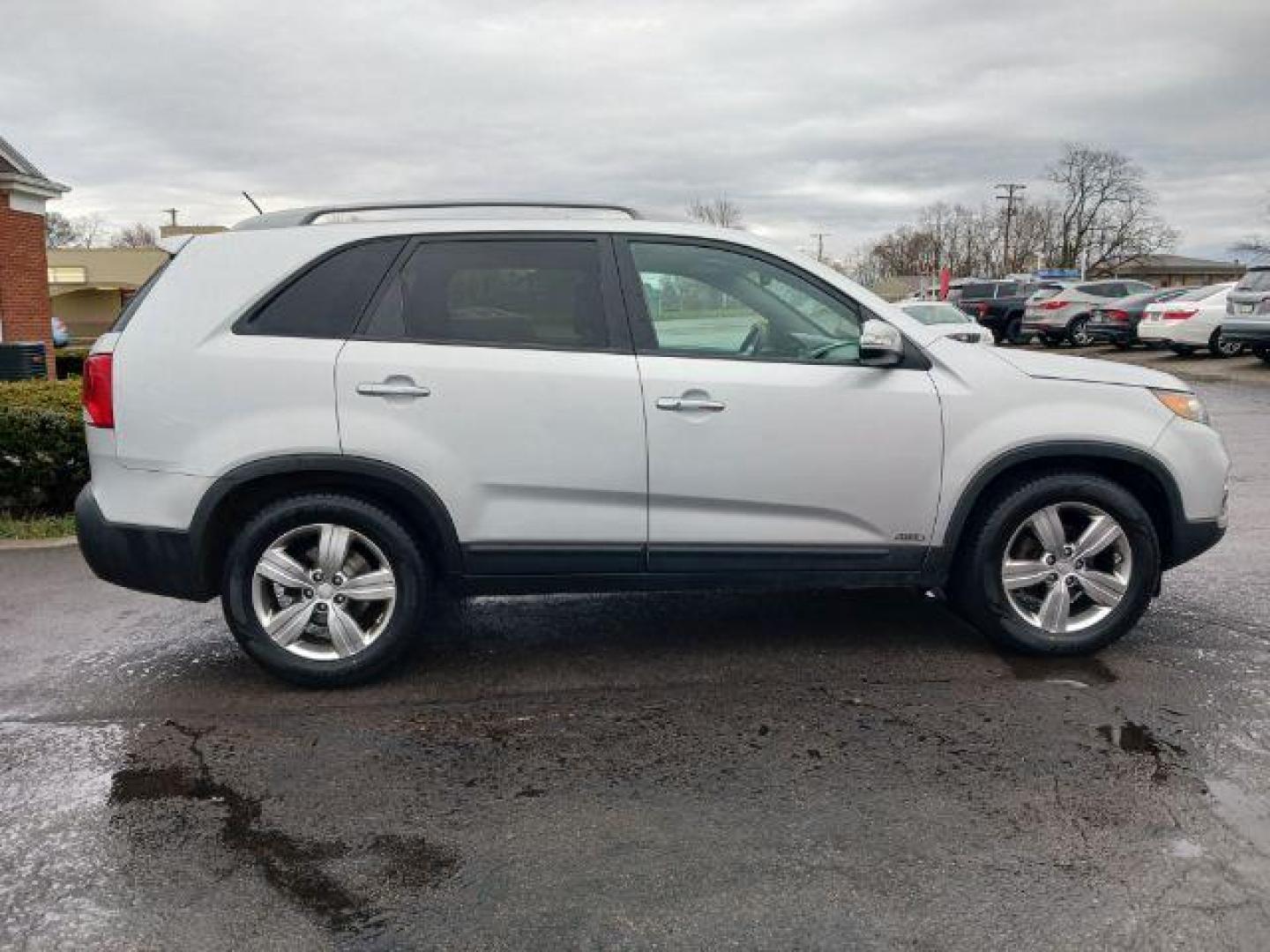 2012 Bright Silver Kia Sorento EX V6 4WD (5XYKUDA29CG) with an 3.5L V6 DOHC 24V engine, 6-Speed Automatic transmission, located at 4508 South Dixie Dr, Moraine, OH, 45439, (937) 908-9800, 39.690136, -84.216438 - Photo#4