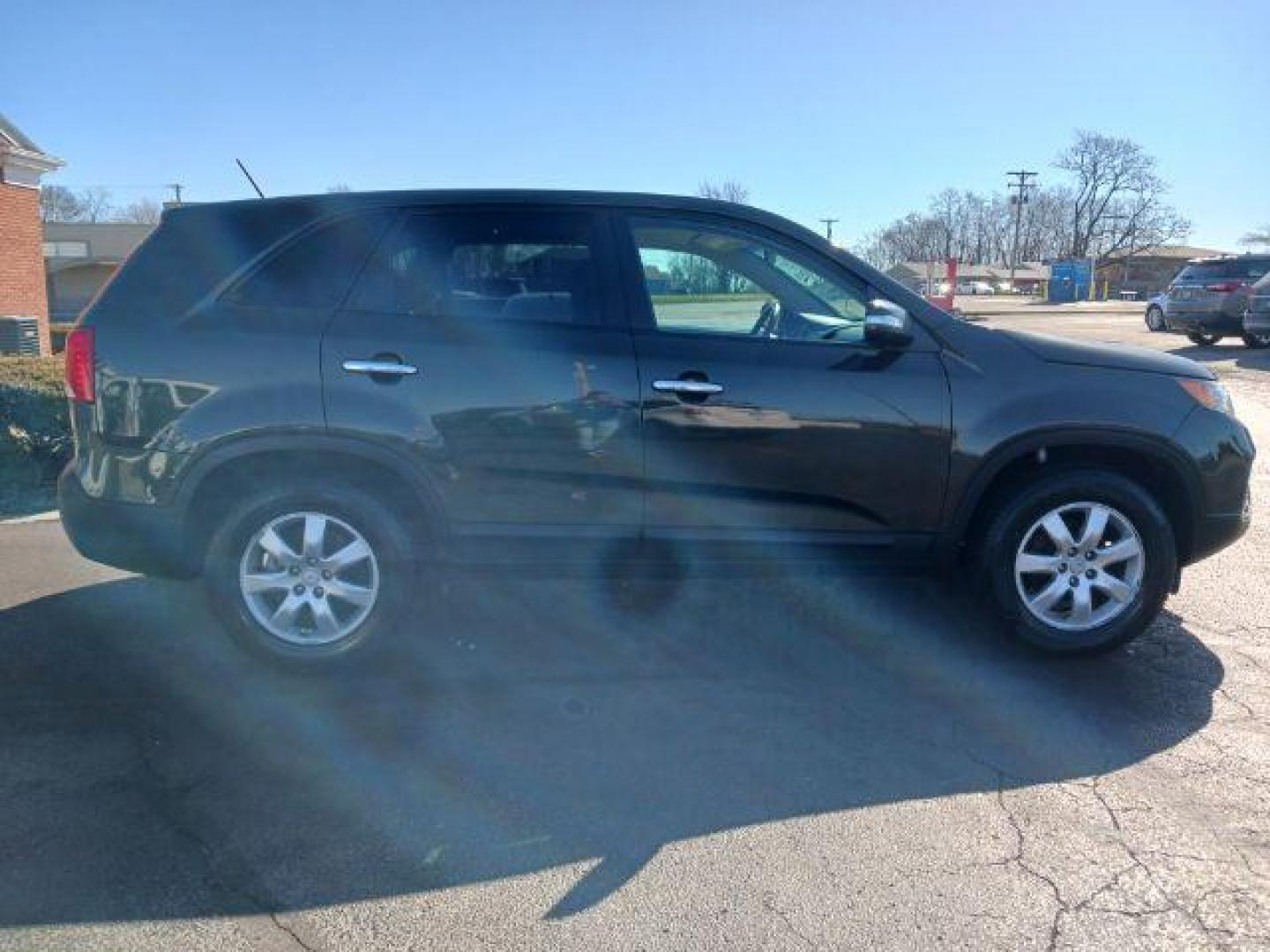 2012 Baltic Blue Kia Sorento LX 2WD (5XYKT3A15CG) with an 2.4L L4 DOHC 16V engine, 6-Speed Automatic transmission, located at 4508 South Dixie Dr, Moraine, OH, 45439, (937) 908-9800, 39.690136, -84.216438 - Photo#4