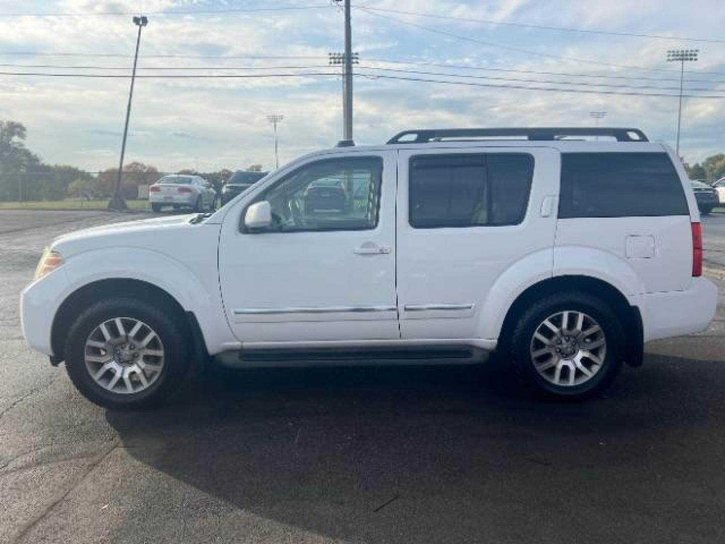 2012 Avalanche Nissan Pathfinder LE 4WD (5N1AR1NB2CC) with an 4.0L V6 DOHC 24V engine, 5-Speed Automatic transmission, located at 1099 N County Rd 25A, OH, 45373, (937) 908-9800, 40.057079, -84.212883 - Photo#3