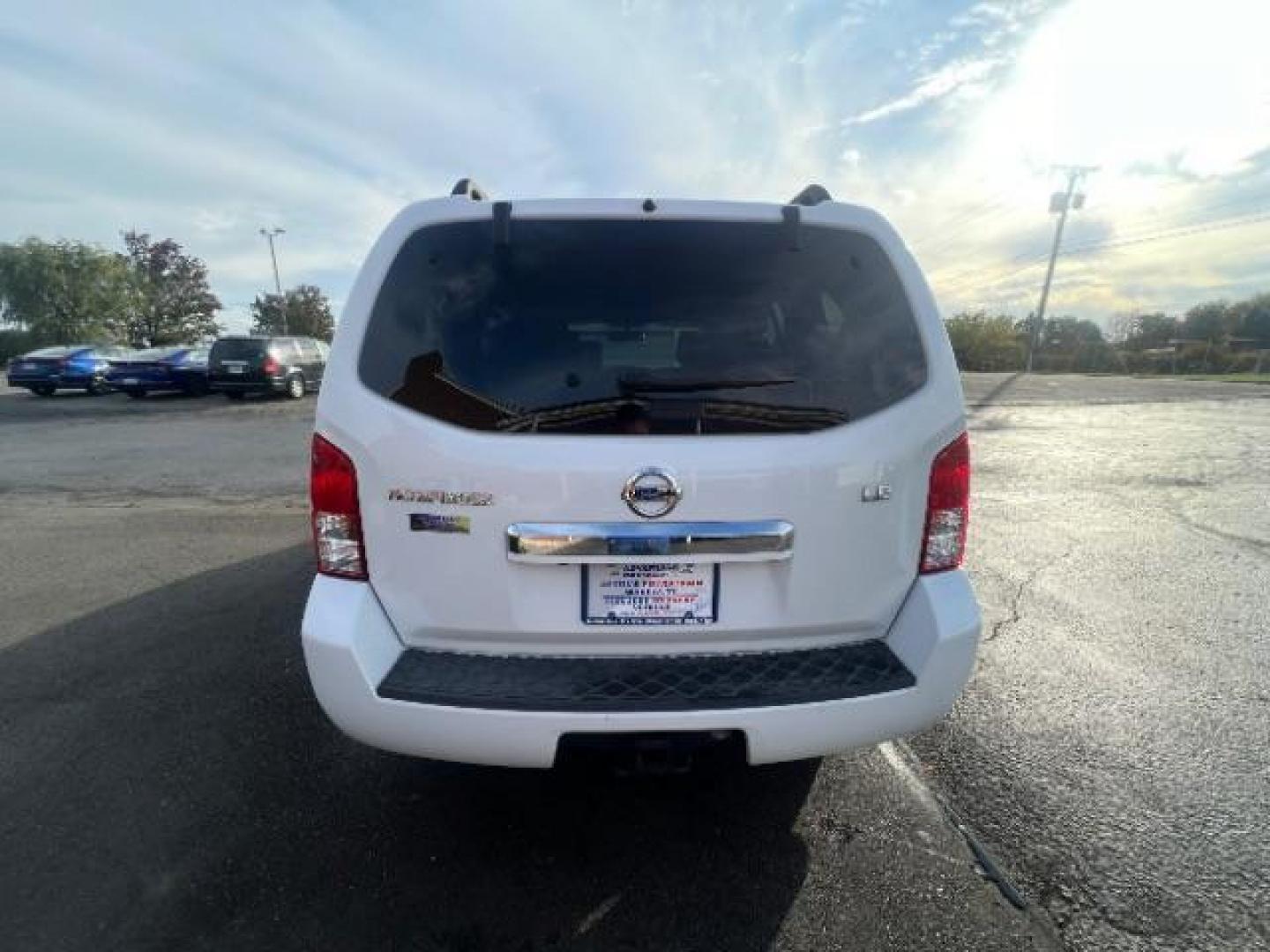 2012 Avalanche Nissan Pathfinder LE 4WD (5N1AR1NB2CC) with an 4.0L V6 DOHC 24V engine, 5-Speed Automatic transmission, located at 1099 N County Rd 25A, OH, 45373, (937) 908-9800, 40.057079, -84.212883 - Photo#4