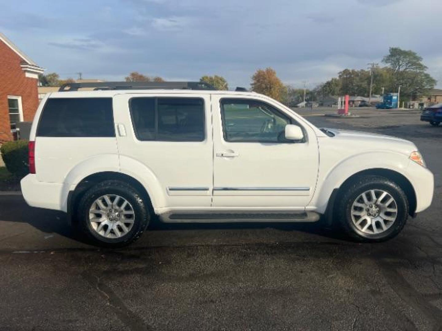 2012 Avalanche Nissan Pathfinder LE 4WD (5N1AR1NB2CC) with an 4.0L V6 DOHC 24V engine, 5-Speed Automatic transmission, located at 1099 N County Rd 25A, OH, 45373, (937) 908-9800, 40.057079, -84.212883 - Photo#5