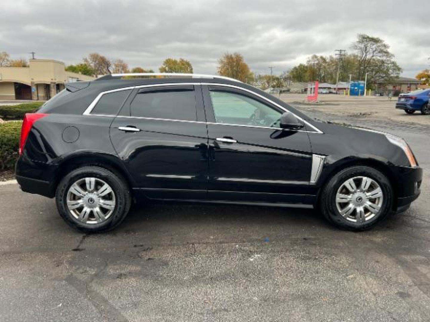 2013 Black Raven Cadillac SRX AWD Luxury Collection (3GYFNGE36DS) with an 3.6L V6 DOHC 24V FFV engine, 6-Speed Automatic transmission, located at 1184 Kauffman Ave, Fairborn, OH, 45324, (937) 908-9800, 39.807365, -84.029114 - Photo#5