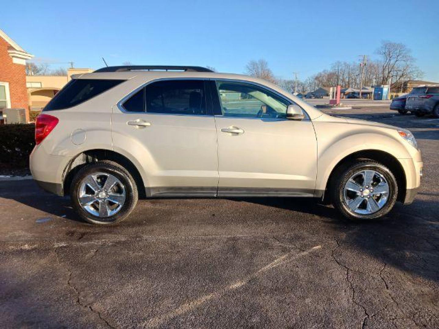 2013 Champagne Silver Metallic Chevrolet Equinox 1LT 2WD (2GNALDEK1D1) with an 2.4L L4 DOHC 16V engine, 6-Speed Automatic transmission, located at 401 Woodman Dr, Riverside, OH, 45431, (937) 908-9800, 39.763779, -84.122063 - Photo#4