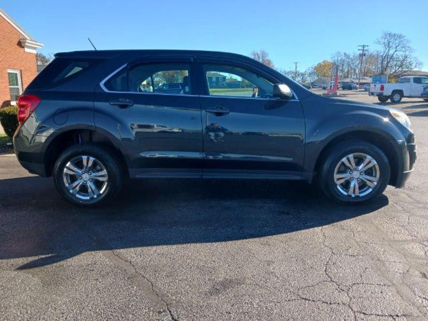 2013 Ashen Gray Metallic Chevrolet Equinox LS 2WD (2GNALBEK6D6) with an 2.4L L4 DOHC 16V engine, 6-Speed Automatic transmission, located at 880 E. National Road, Vandalia, OH, 45377, (937) 908-9800, 39.892189, -84.181015 - Photo#4