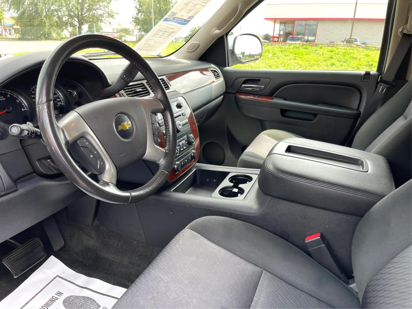 2013 Silver Ice Metallic Chevrolet Tahoe (1GNSKAE04DR) with an 5.3L V8 OHV 16V FFV engine, 6-Speed Automatic transmission, located at 1951 S Dayton Lakeview Rd., New Carlisle, OH, 45344, (937) 908-9800, 39.890999, -84.050255 - Photo#8