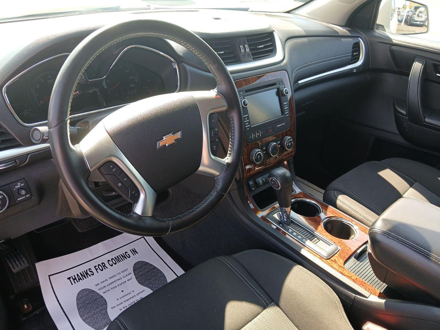 2013 White Chevrolet Traverse 1LT AWD (1GNKVGKD4DJ) with an 3.6L V6 DOHC 24V engine, 6-Speed Automatic transmission, located at 401 Woodman Dr, Riverside, OH, 45431, (937) 908-9800, 39.763779, -84.122063 - Photo#8