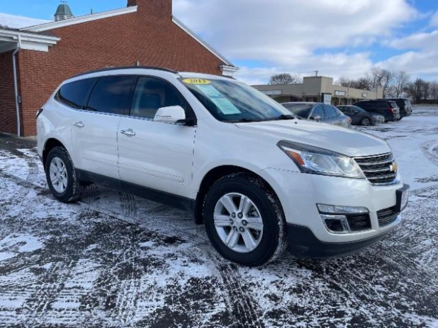 2013 White Diamond Tricoat Chevrolet Traverse 2LT FWD (1GNKRJKD1DJ) with an 3.6L V6 DOHC 24V engine, 6-Speed Automatic transmission, located at 1184 Kauffman Ave, Fairborn, OH, 45324, (937) 908-9800, 39.807365, -84.029114 - Photo#0