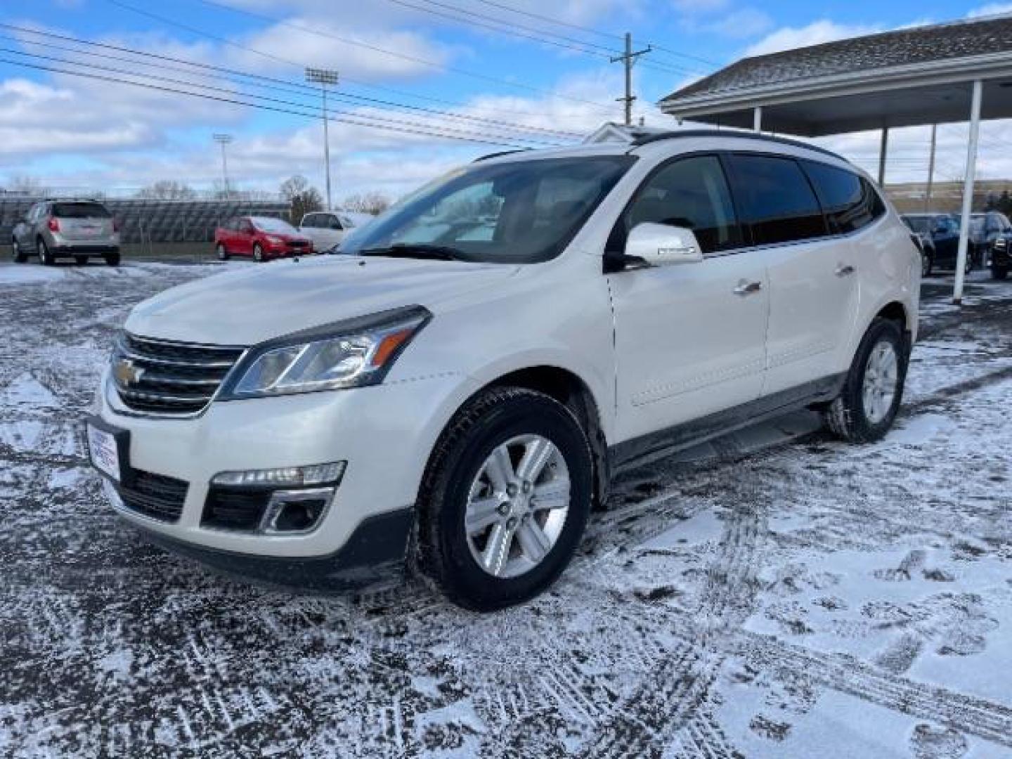 2013 White Diamond Tricoat Chevrolet Traverse 2LT FWD (1GNKRJKD1DJ) with an 3.6L V6 DOHC 24V engine, 6-Speed Automatic transmission, located at 1184 Kauffman Ave, Fairborn, OH, 45324, (937) 908-9800, 39.807365, -84.029114 - Photo#1