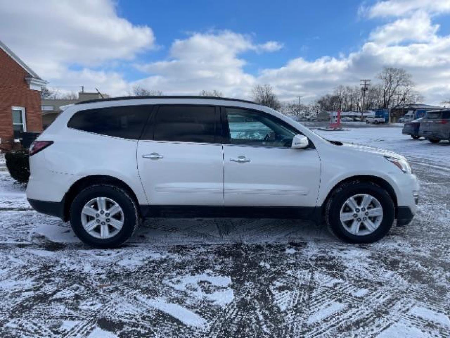 2013 White Diamond Tricoat Chevrolet Traverse 2LT FWD (1GNKRJKD1DJ) with an 3.6L V6 DOHC 24V engine, 6-Speed Automatic transmission, located at 1184 Kauffman Ave, Fairborn, OH, 45324, (937) 908-9800, 39.807365, -84.029114 - Photo#4