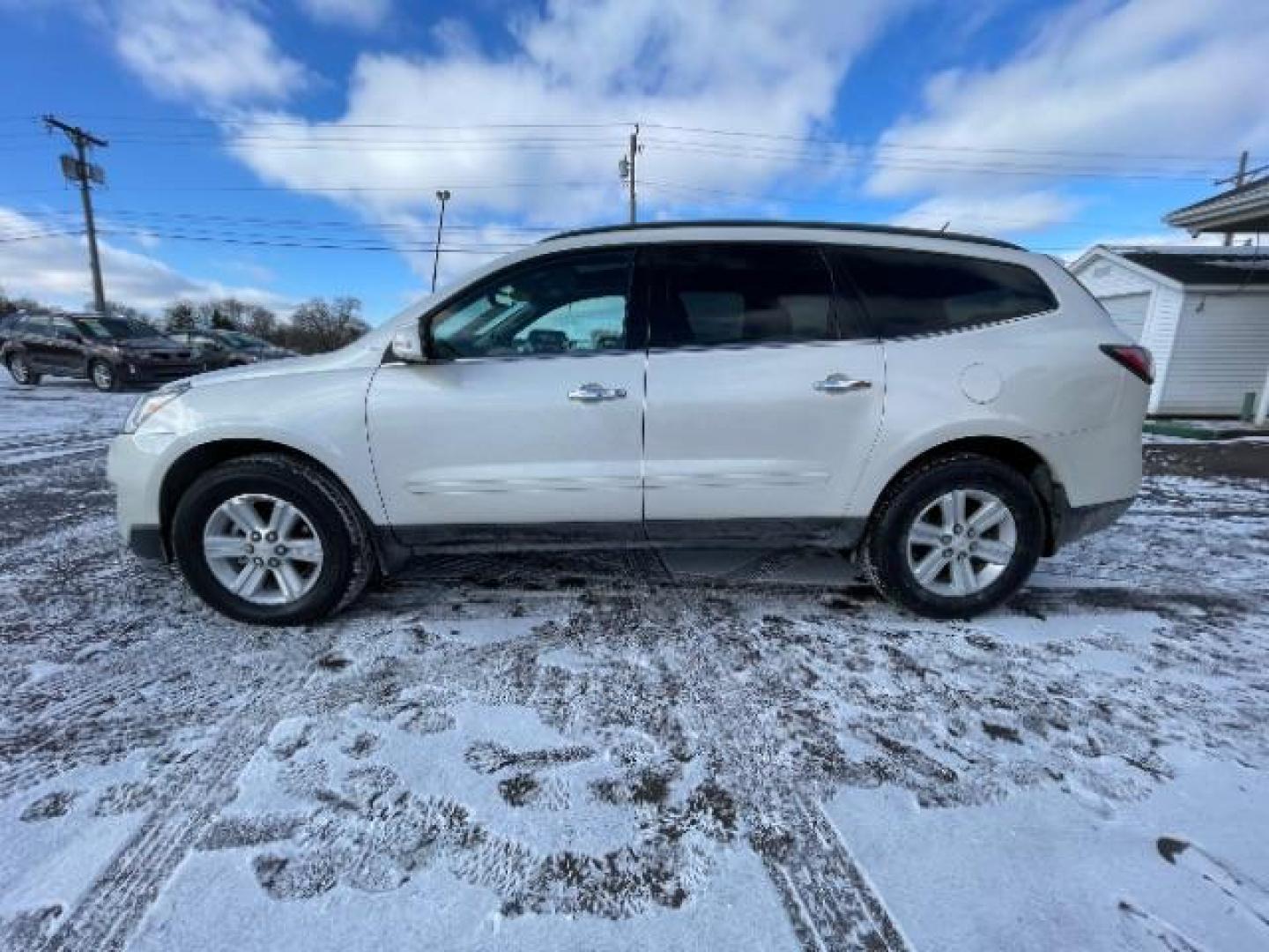 2013 White Diamond Tricoat Chevrolet Traverse 2LT FWD (1GNKRJKD1DJ) with an 3.6L V6 DOHC 24V engine, 6-Speed Automatic transmission, located at 1184 Kauffman Ave, Fairborn, OH, 45324, (937) 908-9800, 39.807365, -84.029114 - Photo#5