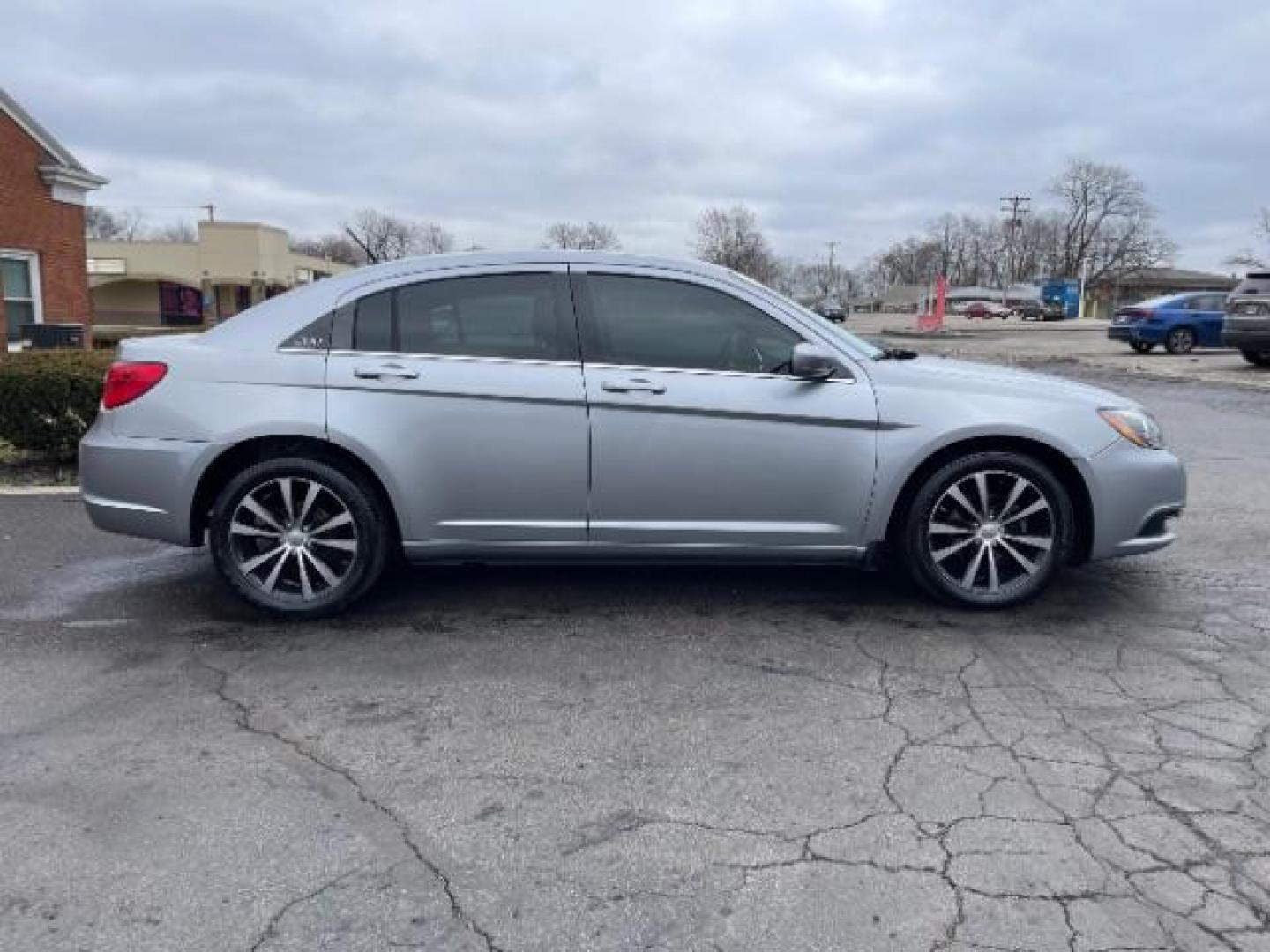 2013 Billet Silver Metallic Chrysler 200 Touring (1C3CCBBG8DN) with an 3.6L V6 DOHC 24V FFV engine, 6-Speed Automatic transmission, located at 880 E. National Road, Vandalia, OH, 45377, (937) 908-9800, 39.892189, -84.181015 - Photo#3